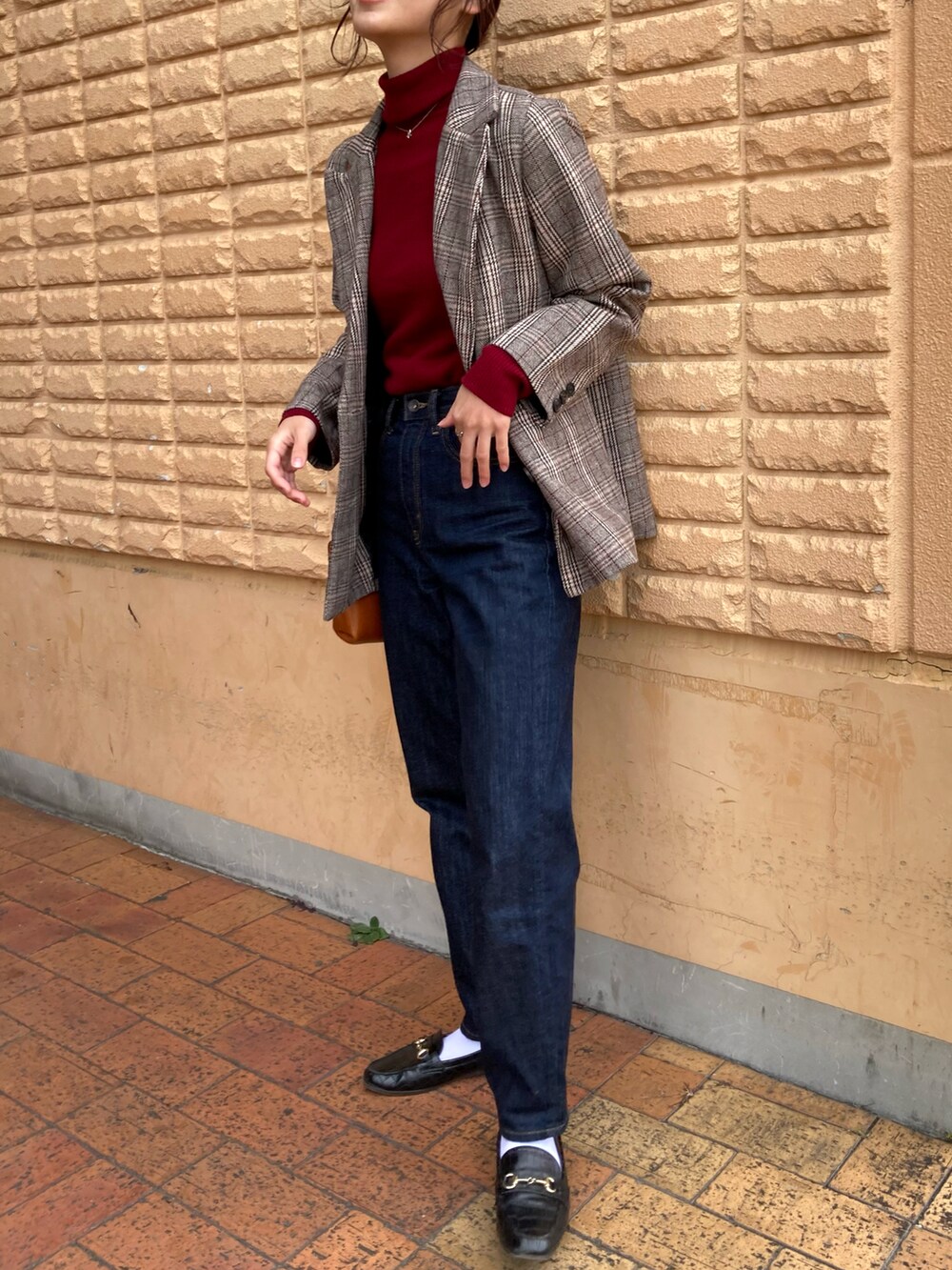「オトナカジュアル、UNIQLO、ユニクロ、タートルネック、あったかコーデ、冬コーデ、きれいめカジュアル、デニムパンツ、チェック柄、ジャケット、ローファー、ローファー×靴下、ジャケットスタイル、GU、パンツスタイル」｜「GUのアイテム（ローファー、ブラック系）」を使った、𝚔𝚘𝚌𝚘𝚊さん（レディース・160cm）の冬コーディネートの2枚目の写真