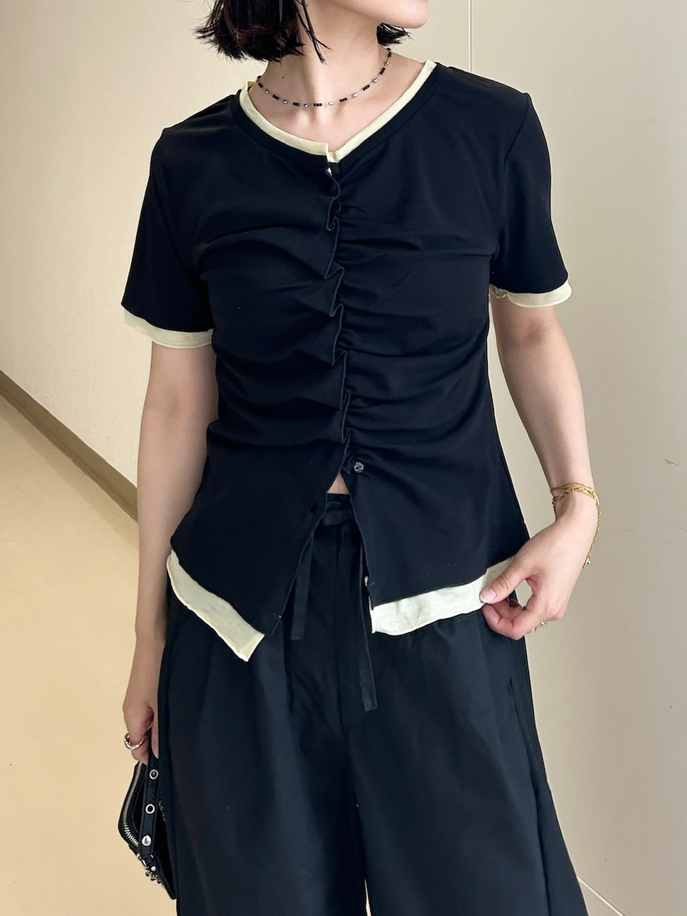ブラック系のTシャツ/カットソー、ブラック系のその他パンツ、ブラック系のサンダルを着用したレディースの夏コーディネートの2枚目の写真