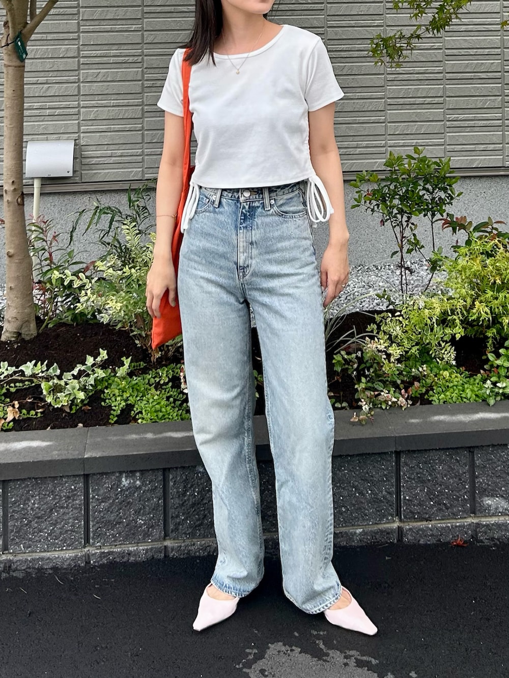 「きれいめカジュアル、夏コーデ、さらっと晴れやかスナップ、プチプラ、ラクチンコーデ、デニム、Tシャツ、シンプルコーデ、トートバッグ、オレンジ、ラフ、お出かけコーデ、リボン、ドロスト、雨の日コーデ」｜「tiptopのテレコ脇ドロストTシャツ（Tシャツ/カットソー、ホワイト系）」を使った、𝚔𝚘𝚌𝚘𝚊さん（レディース・160cm）の夏コーディネートの2枚目の写真