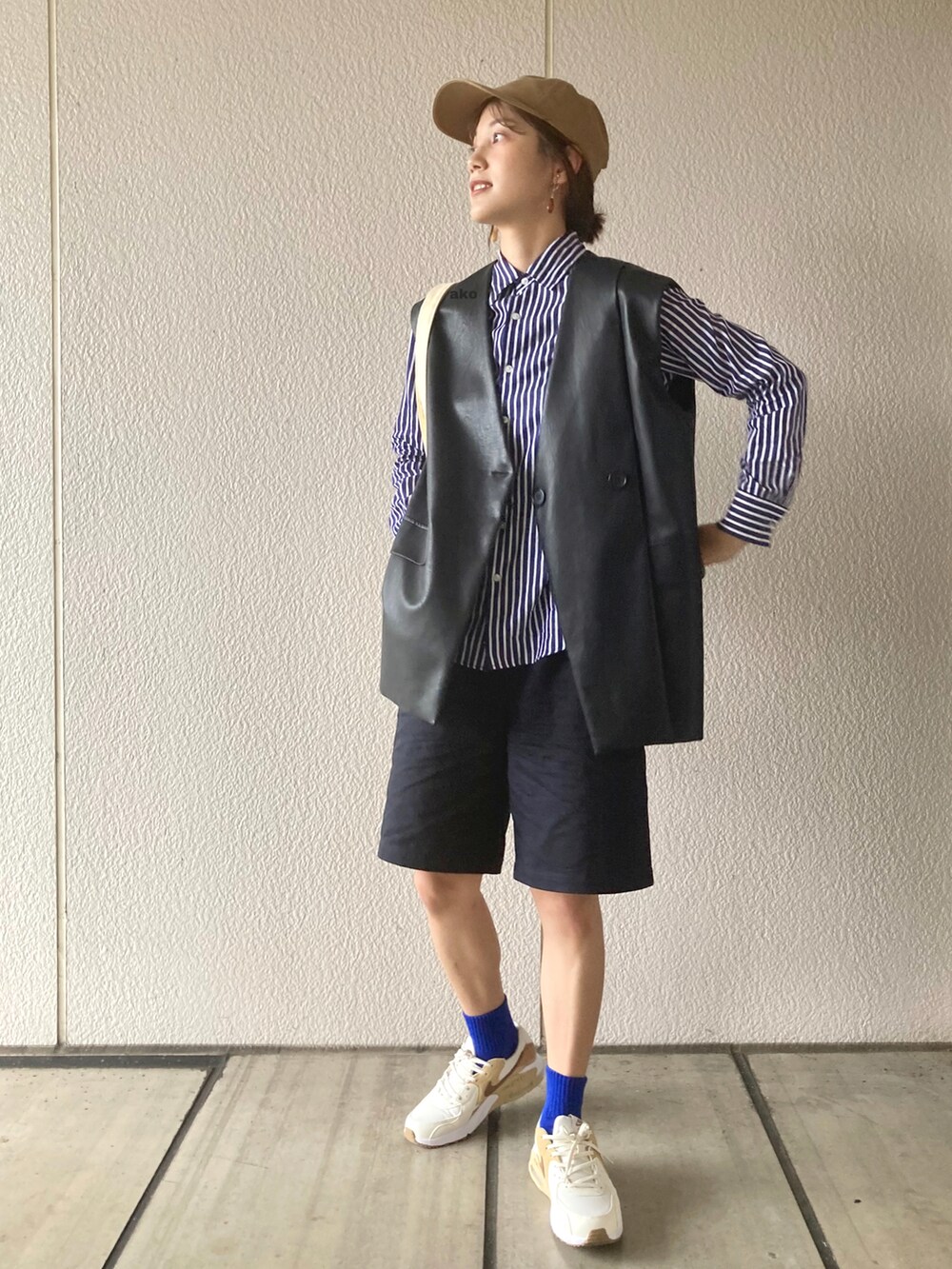 「ハーフパンツ、スニーカー、キャップ、キャップ女子、カラーソックス、ベスト、ストライプ、NIKE、NIKE AIR MAX、selectmoca、Libra Cue、steaven alan、スティーブンアラン、レイヤードスタイル、レイヤード」｜「NIKEのナイキ ウィメンズ エア マックス エクシー / WMNS NIKE AIR MAX EXCEE（スニーカー、ベージュ系）」を使った、𝚔𝚘𝚌𝚘𝚊さん（レディース・160cm）の秋コーディネートの3枚目の写真