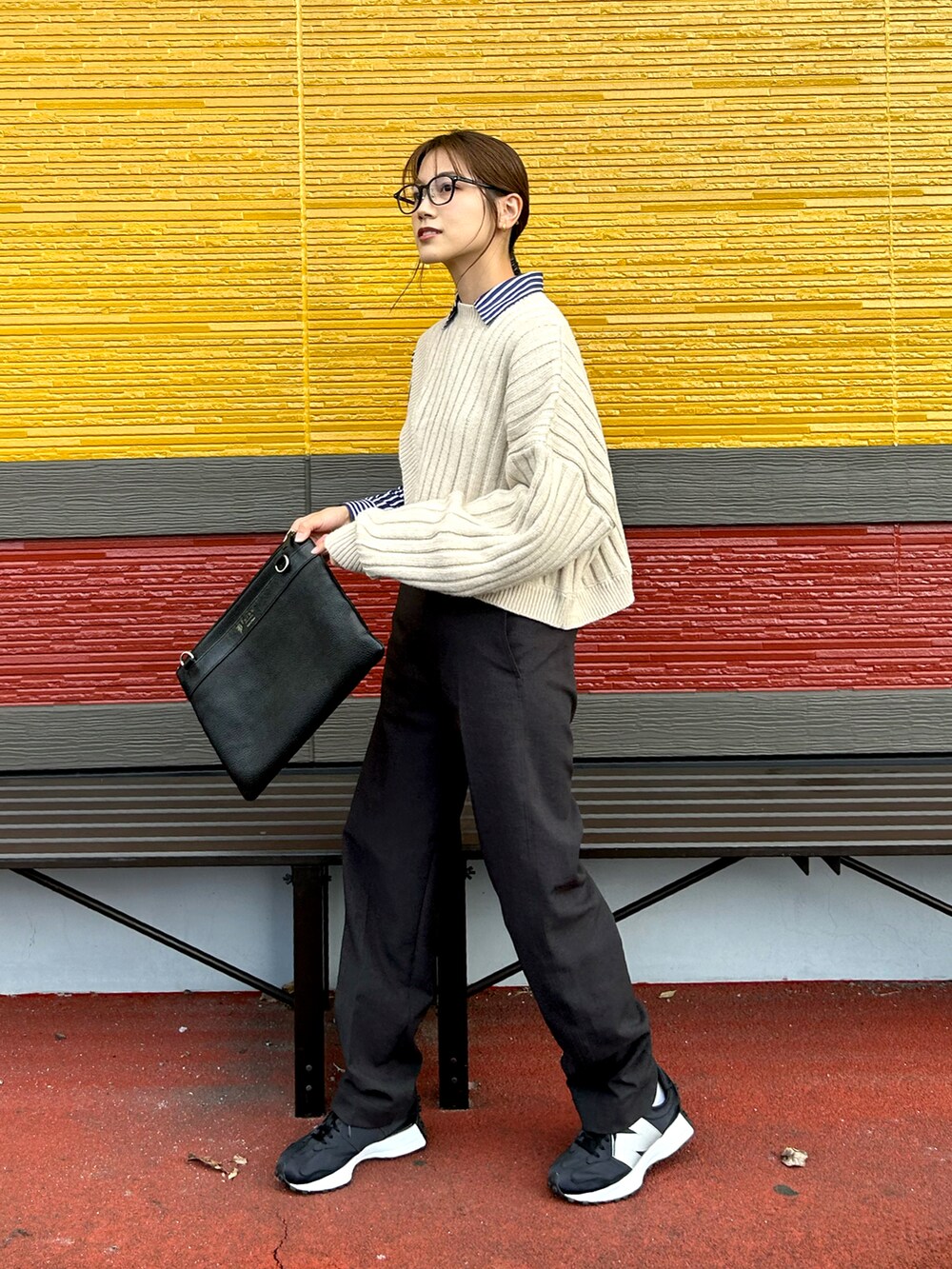 「秋冬コーデ、きれいめカジュアル、プチプラ、スニーカー、スラックス、New Balance、UNIQLO、UNIQLO U、selectmoca、メガネ女子、ワンショルダー、Steven Alan、ストライプ、ニット、レイヤードスタイル」｜「select MOCA by sonの2021 AW リブ編みワンショルダーニット（ニット/セーター、ベージュ系）」を使った、𝚔𝚘𝚌𝚘𝚊さん（レディース・160cm）の秋コーディネートの2枚目の写真