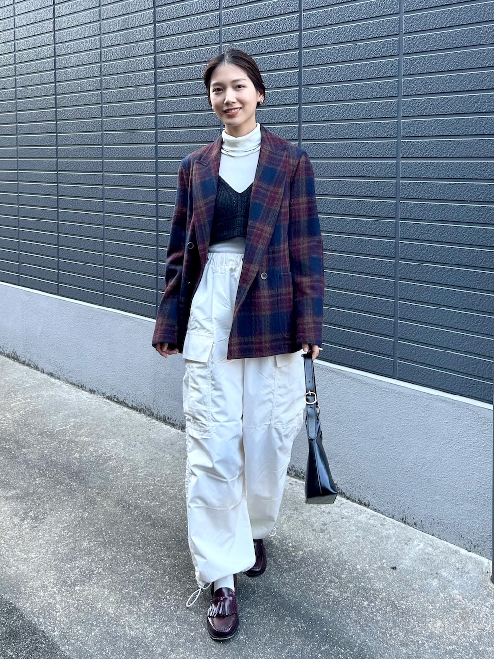 ホワイト系のトップス、グレー系のトップス、ブルー系のテーラードジャケットを着用したレディースの秋コーディネートの2枚目の写真