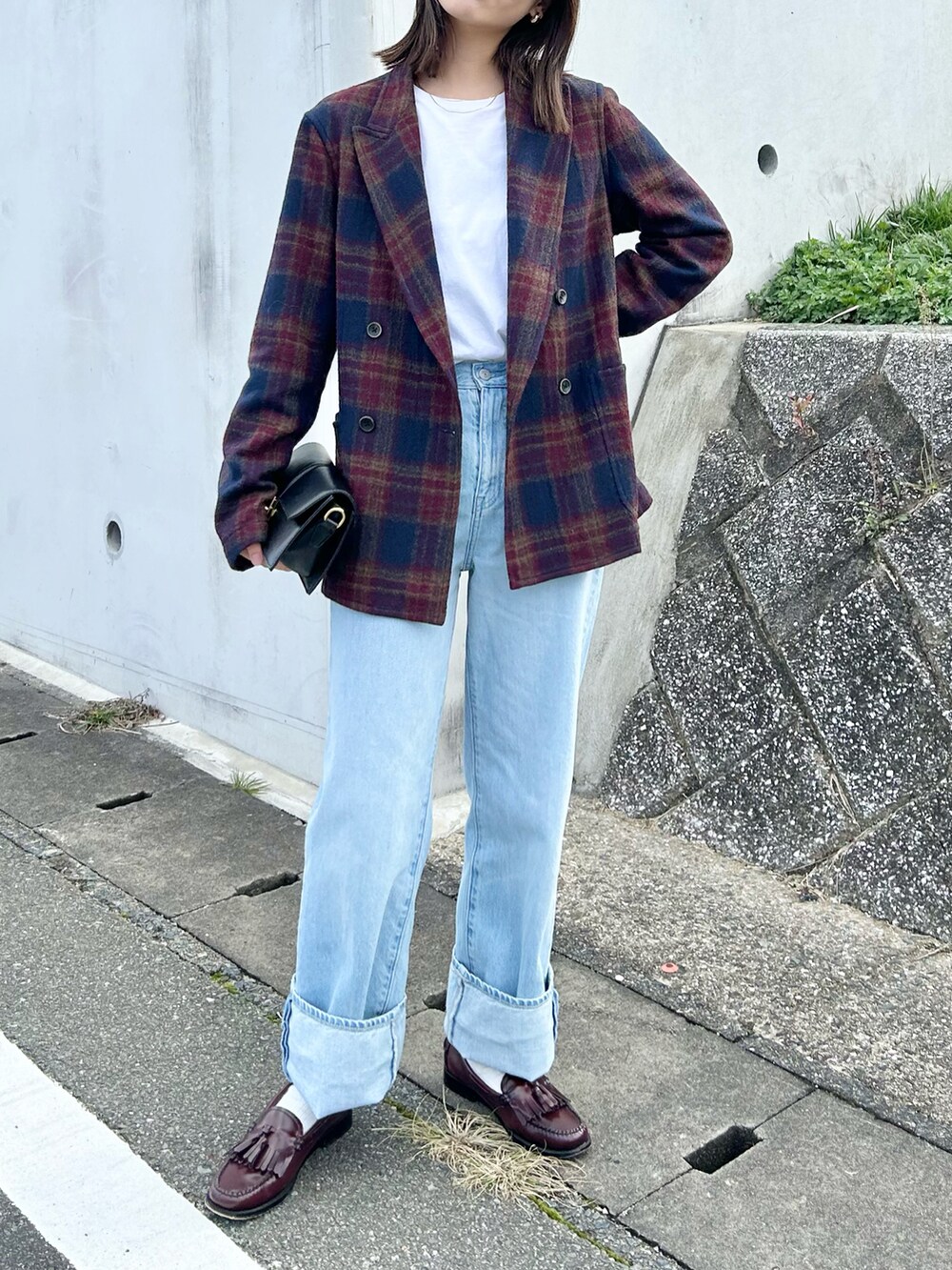 「ジャケット、チェック、デニム、ローファー、ハンドバッグ、オフィスカジュアル、休日スタイル、春コーデ、ロンT、今日のコスメと服、カラーメイク、プチプラ、きれいめカジュアル、大人カジュアル、シンプルコーデ」|「TOMORROWLAND のガーゼウール チェック ダブルブレステッド4Bジャケット Zanieri(テーラードジャケット、ブルー系)」を使った、𝚔𝚘𝚌𝚘𝚊さん(レディース・160cm)の冬コーディネートの3枚目の写真