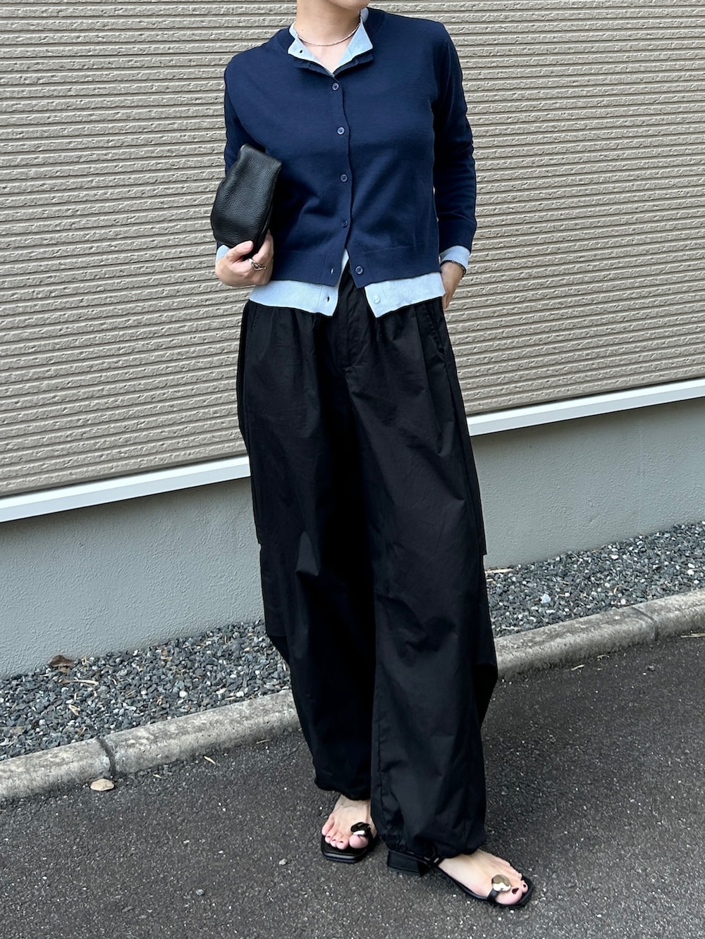 ブラック系のその他パンツ、ブラック系のサンダル、ブルー系のカーディガン/ボレロを着用したレディースの夏コーディネートの5枚目の写真