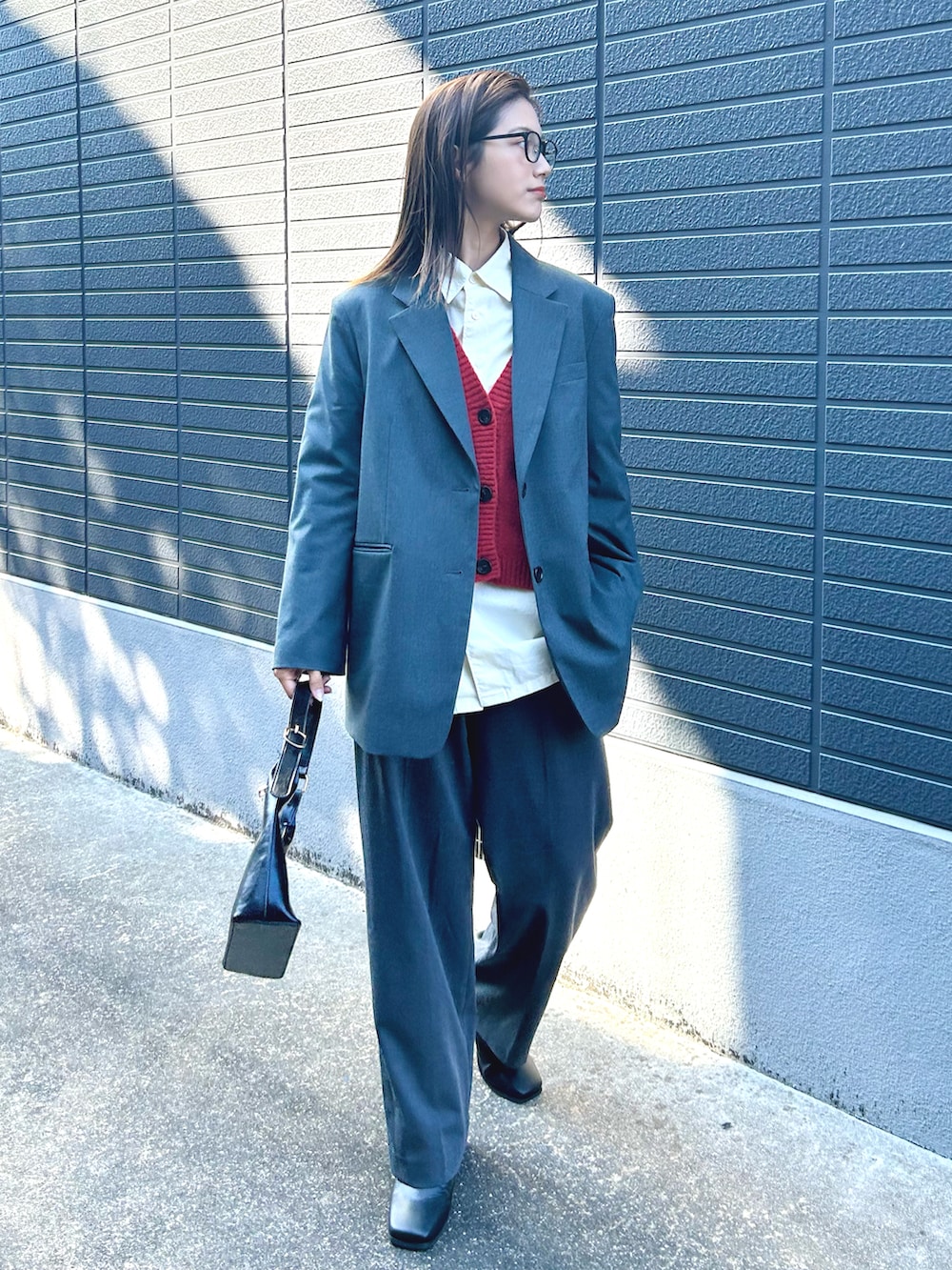 「ファッションを楽しもう、レイヤードスタイル、ブーツ、ハンドバッグ、メガネ女子、きれいめカジュアル、カーディガン、ジャケット、ジャケットスタイル、シャツスタイル、韓国ファッション、グレー、オフィスカジュアル、赤、スラックス」｜「JINSのアイテム（メガネ、ブラック系）」を使った、𝚔𝚘𝚌𝚘𝚊さん（レディース・160cm）の秋コーディネートの2枚目の写真