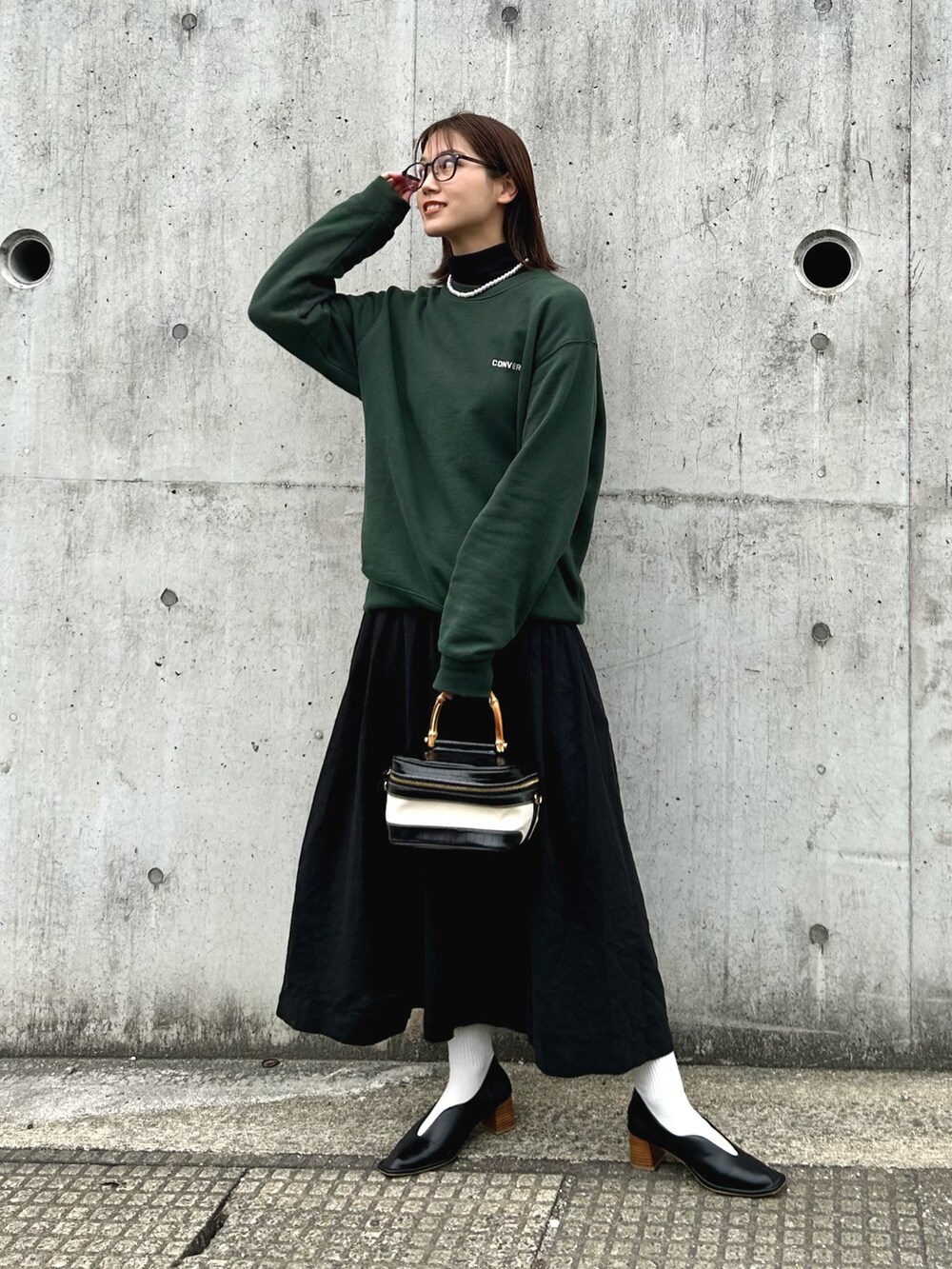 「スウェット、ロゴスウェット、ロングスカート、パンプス、パールネックレス、PR、メガネ女子、黒縁メガネ、ハンドバッグ、シンプルコーデ、レイヤードスタイル、プチプラ、きれいめカジュアル、休日スタイル、ビッグシルエット」｜「CONVERSEのCONVERSE/コンバース ロゴ サガラ ワンポイント刺繍 スウェット レディース メンズ トレーナー（スウェット、グリーン系）」を使った、𝚔𝚘𝚌𝚘𝚊さん（レディース・160cm）の春コーディネートの2枚目の写真