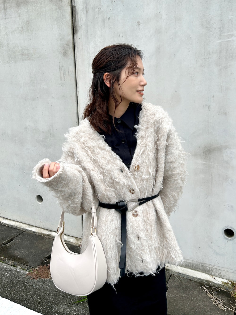 ホワイト系のハンドバッグ、ブラック系のシャツ/ブラウス、ブラック系のスカートを着用したレディースの秋コーディネートの2枚目の写真