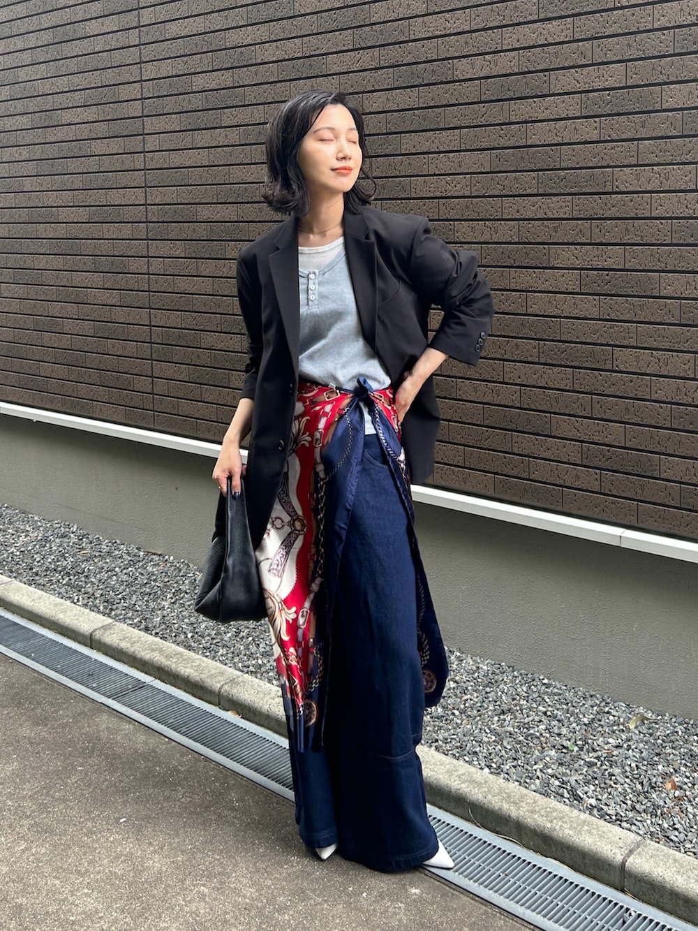 「PR、タンクトップ、ノースリーブ、スカーフ、スカーフアレンジ、シャツスタイル、デニム、デニムパンツ、ワイドパンツ、プチプラ、お出かけコーデ、夏コーデ、フェススタイル、きれいめカジュアル、ジャケットスタイル」｜「1chaku.の切替ヘムバギーデニムパンツ（デニムパンツ、ブルー系）」を使った、𝚔𝚘𝚌𝚘𝚊さん（骨格ナチュラル・レディース・160cm）の夏コーディネートの2枚目の写真