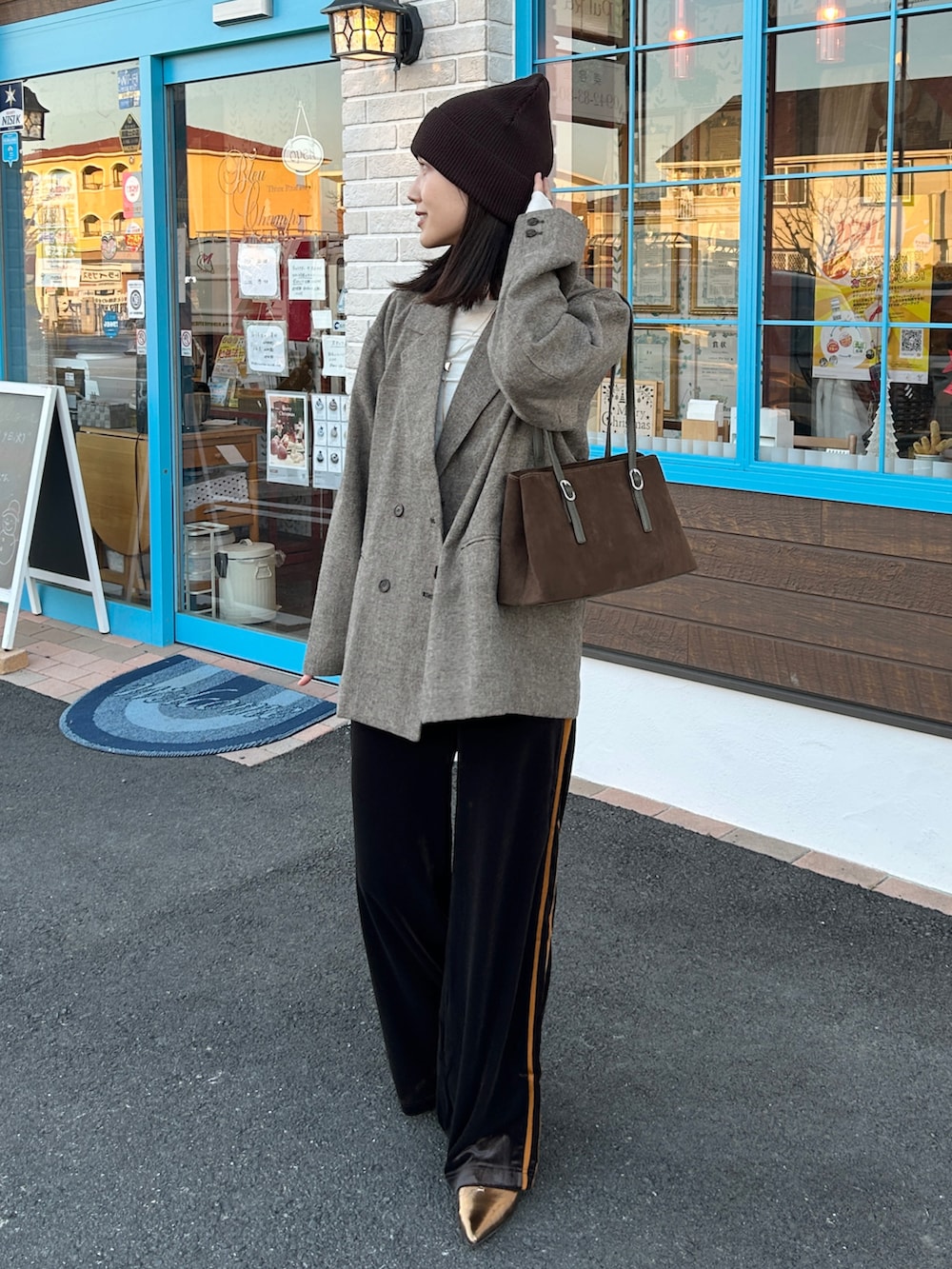 その他のパンプス、ベージュ系のテーラードジャケット、ブラウン系のその他パンツを着用したレディースの冬コーディネートの4枚目の写真