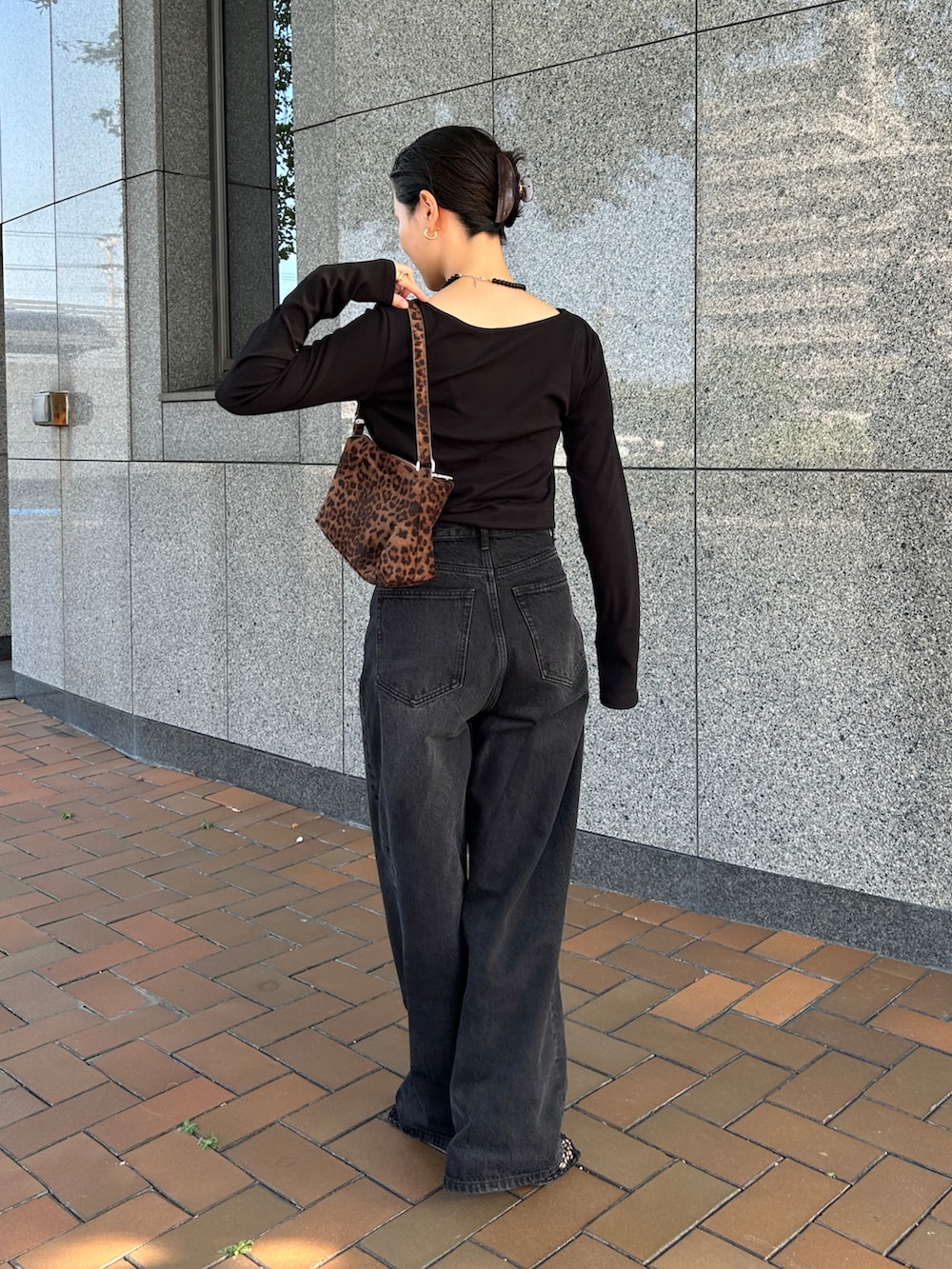 ブラック系のサンダル、その他のショルダーバッグ、ブラック系のTシャツ/カットソーを着用したレディースの秋コーディネートの3枚目の写真