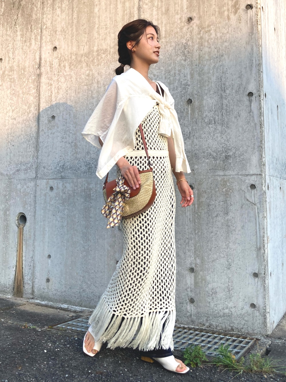 ホワイト系のサンダル、ホワイト系のワンピース、ホワイト系のシャツ/ブラウスを着用したレディースの夏コーディネートの3枚目の写真