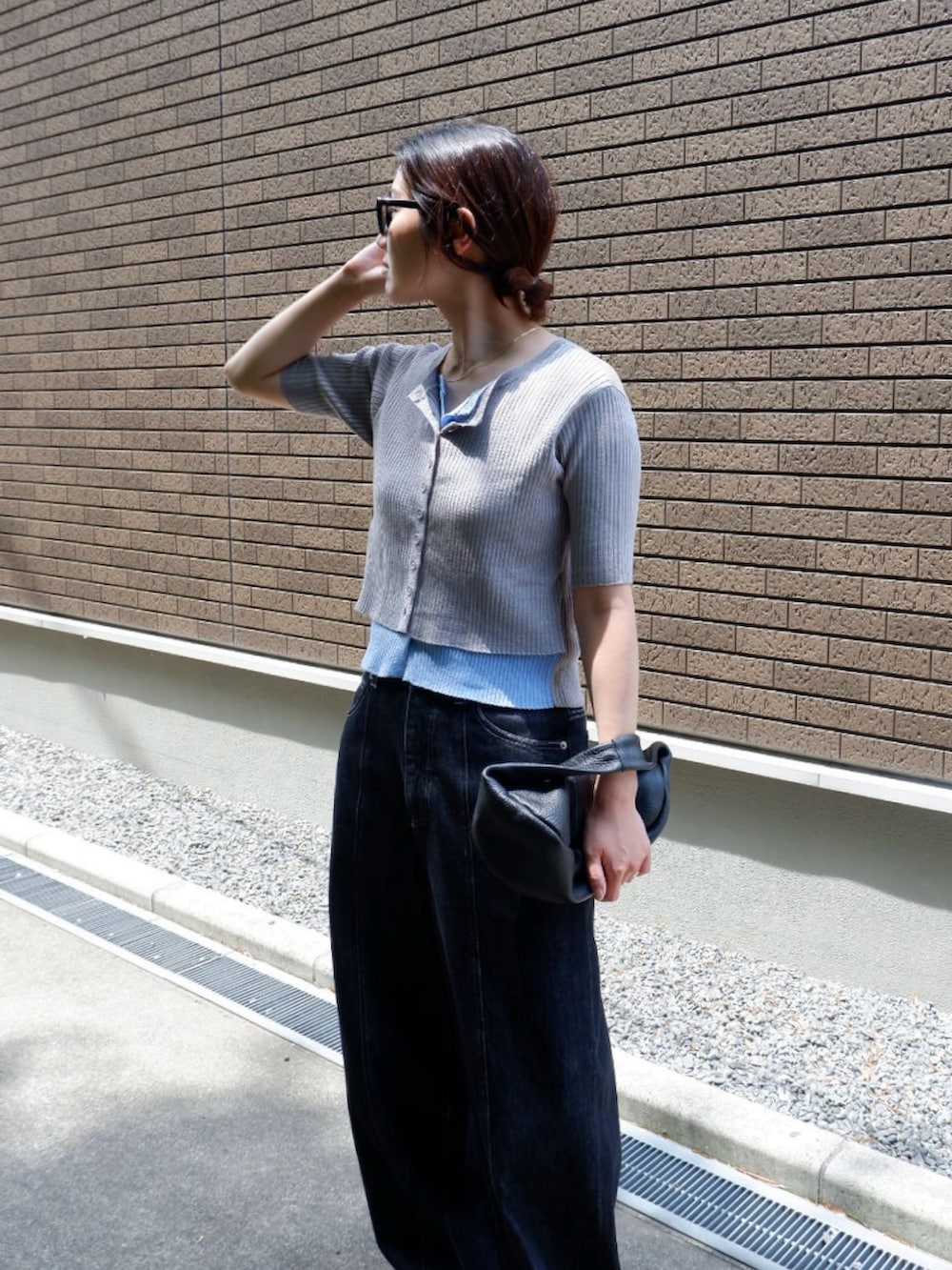 「レイヤードスタイル、デニムパンツ、デニム、シルバーシューズ、シルバー、スニーカー、メガネ女子、サングラス、お出かけコーデ、休日スタイル、きれいめカジュアル、プチプラ、シンプルコーデ、カーディガン、夏コーデ」｜「tiptopの配色レイヤードカーディガン（ニット/セーター、グレー系）」を使った、𝚔𝚘𝚌𝚘𝚊さん（骨格ナチュラル・レディース・160cm）の春コーディネートの5枚目の写真