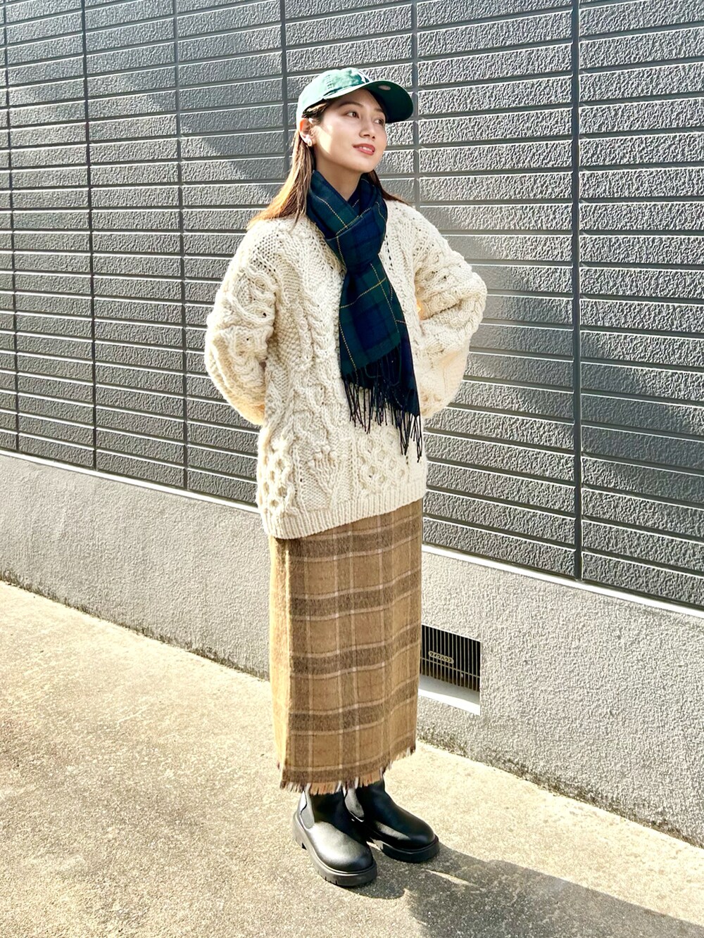 「チェック、ニット、キャップ、ロングスカート、ビッグシルエット、ブーツ、クリスマスに着たい服、ホワイトコーデ、休日スタイル、マイベストコーデ2023、お出かけコーデ、スポーツミックス、きれいめカジュアル、マフラー、冬コーデ」｜「FREAK'S STOREのNEW ERA/ニューエラ 9TWENTY　NY/クロスストラップ ウォッシュドコットン ニューヨーク・ヤンキース（キャップ、グリーン系）」を使った、𝚔𝚘𝚌𝚘𝚊さん（レディース・160cm）の冬コーディネートの2枚目の写真
