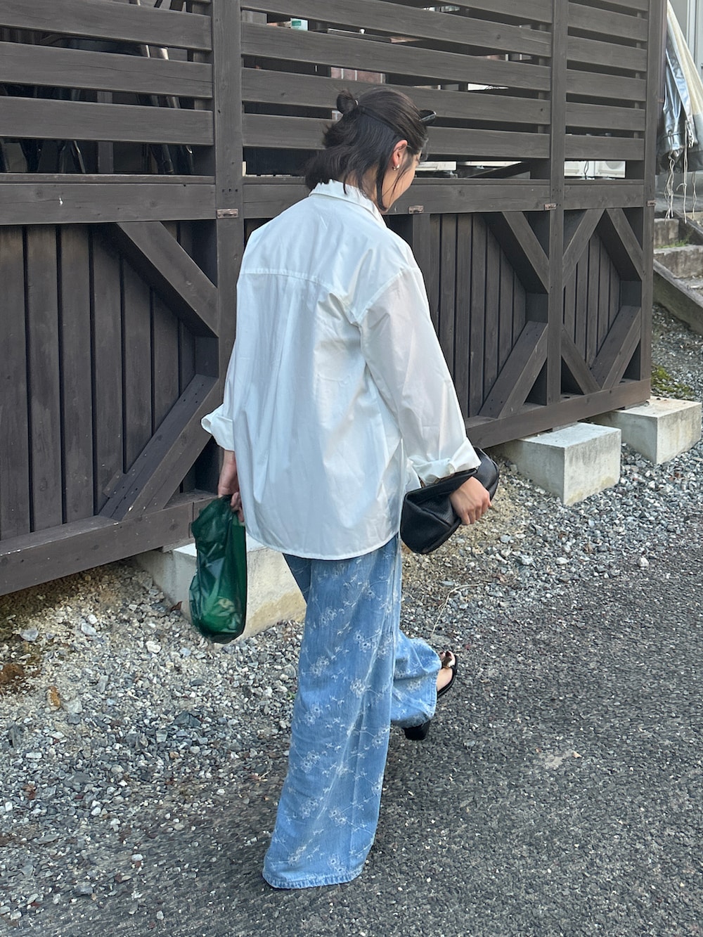 ブラック系のサンダル、ホワイト系のシャツ/ブラウス、ブルー系のデニムパンツを着用したレディースの夏コーディネートの4枚目の写真