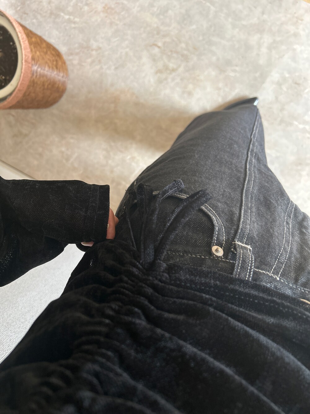 ブラック系のTシャツ/カットソー、ブラック系のデニムパンツ、ブラウン系のショルダーバッグを着用したレディースの秋コーディネートの3枚目の写真