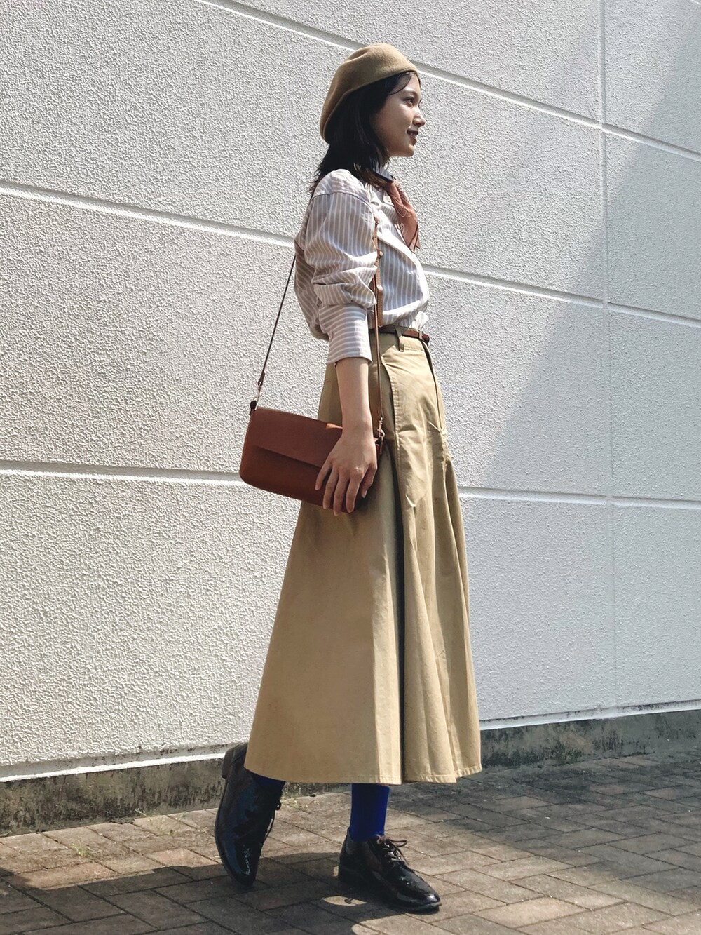 ベージュ系のスカート、ベージュ系のシャツ/ブラウス、ブラウン系のドレスシューズを着用したレディースの春コーディネートの2枚目の写真