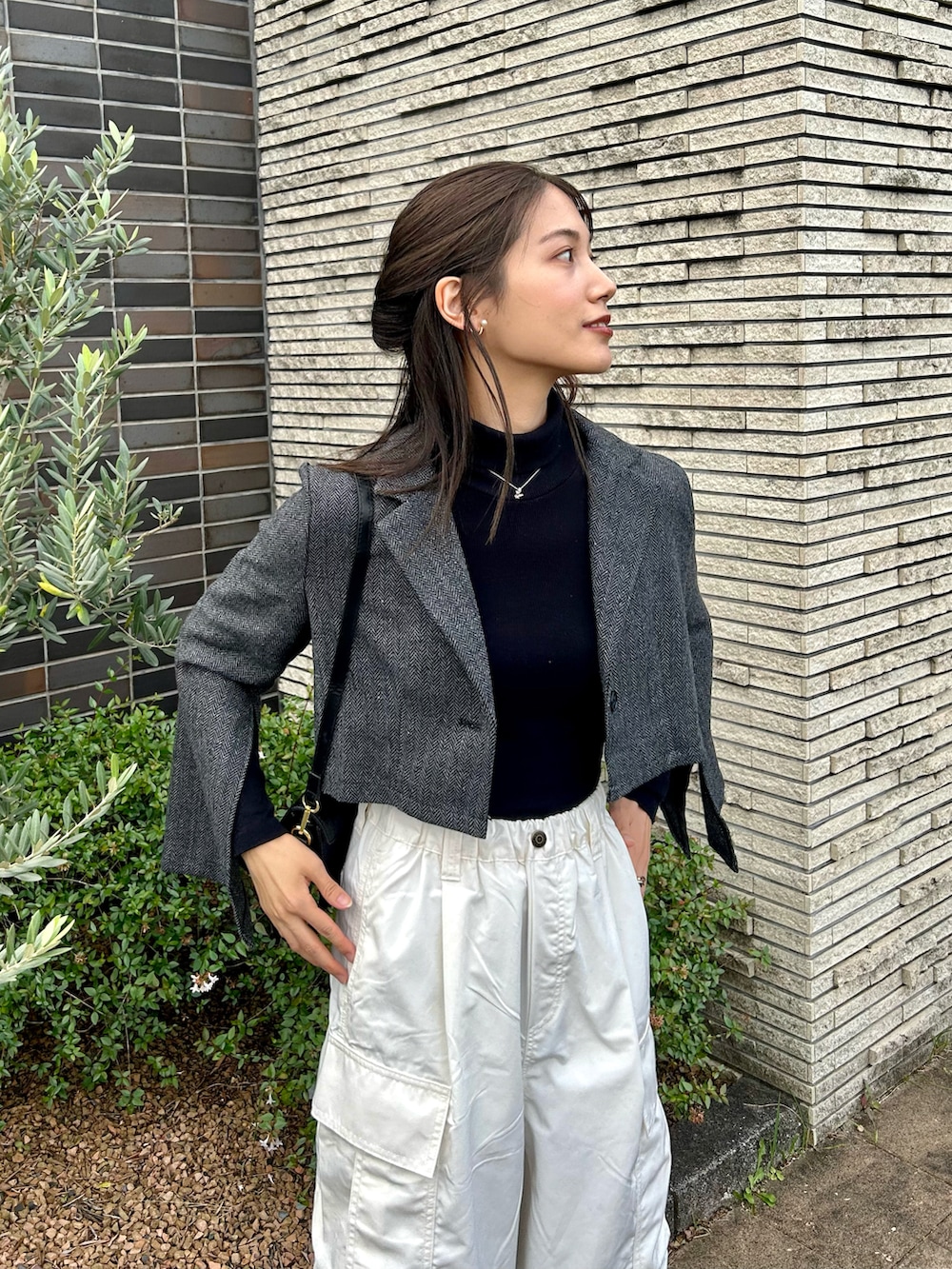 「ファッションを楽しもう、きれいめカジュアル、ジャケット、ジャケットスタイル、カーゴパンツ、ショルダーバッグ、スニーカー、コンバース、converse、ハイカットスニーカー、モノトーン、ニット、タートルネック、お出かけコーデ、シンプルコーデ」｜「UNIQLOのアイテム（トップス、ブラック系）」を使った、𝚔𝚘𝚌𝚘𝚊さん（レディース・160cm）の秋コーディネートの3枚目の写真