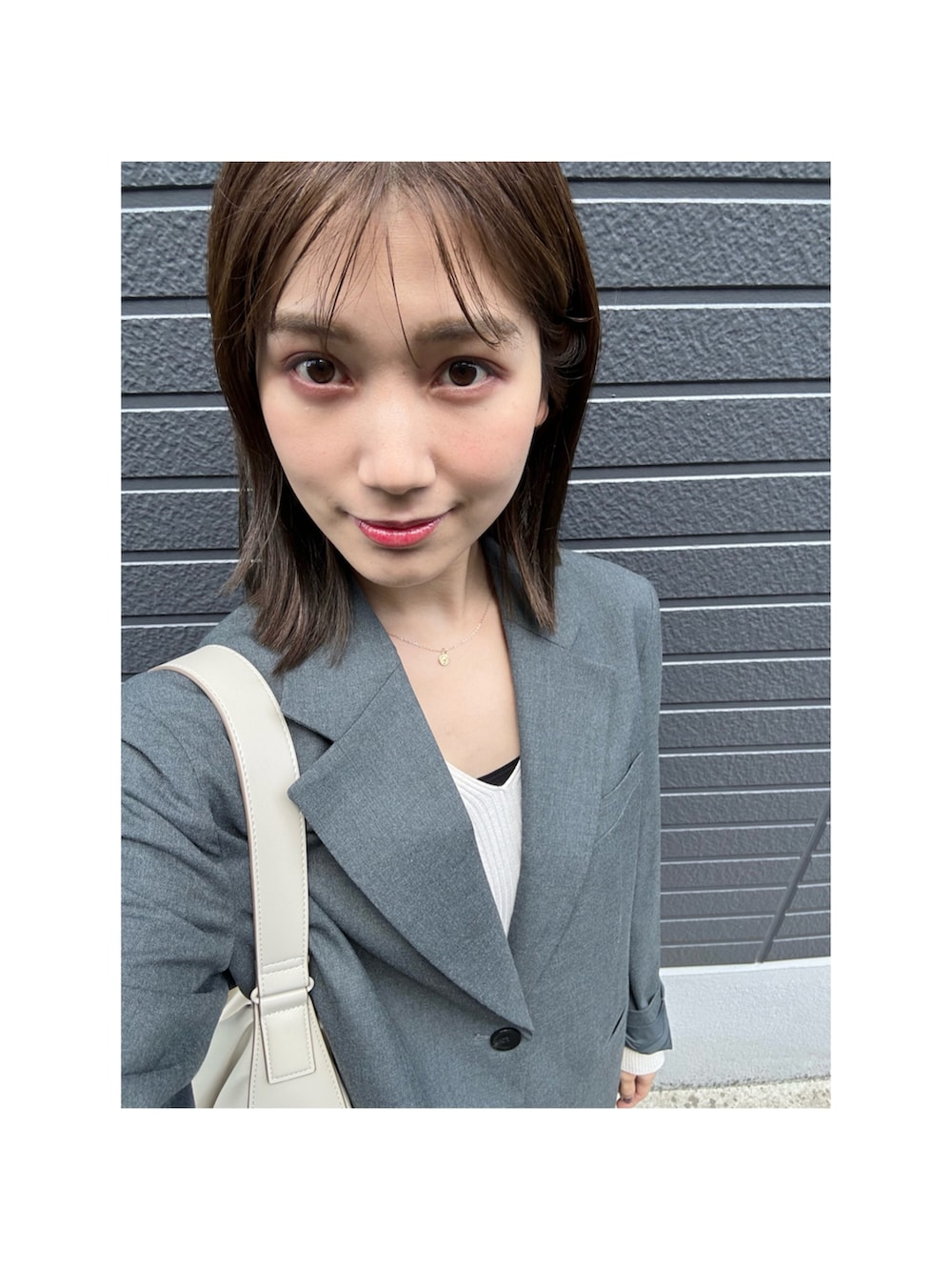 「春のNewスタイル、グレー、チュール、シアー、ティアードスカート、メタリック、シルバー、ジャケットスタイル、ショルダーバッグ、レイヤードスタイル、シンプルコーデ、休日スタイル、プチプラ、春コーデ、テーラードジャケット」｜「GUのアイテム（テーラードジャケット、グレー系）」を使った、𝚔𝚘𝚌𝚘𝚊さん（レディース・160cm）の春コーディネートの3枚目の写真