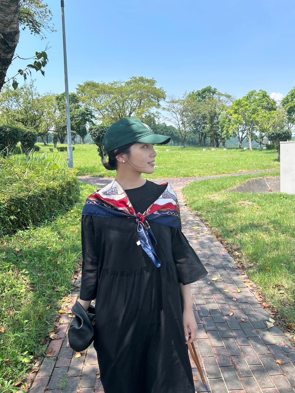「PR、レイヤードスタイル、ワンピース、モノトーン、夏コーデ、サンダル、キャップ、スカーフ、シンプルコーデ、休日スタイル、お出かけコーデ、アウトドアスタイル、プチプラ、デートコーデ、きれいめカジュアル」｜「notch.の【 notch. by KR 】インド綿　シアー/レース切替ルーズボイルワンピース（ワンピース、ブラック系）」を使った、𝚔𝚘𝚌𝚘𝚊さん（骨格ナチュラル・レディース・160cm）の夏コーディネートの5枚目の写真