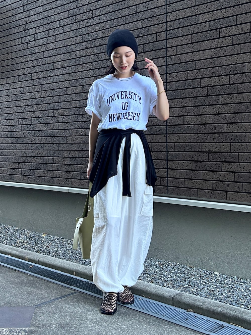 ホワイト系のTシャツ/カットソー、ホワイト系のカーゴパンツ、グリーン系のハンドバッグを着用したレディースの夏コーディネートの5枚目の写真