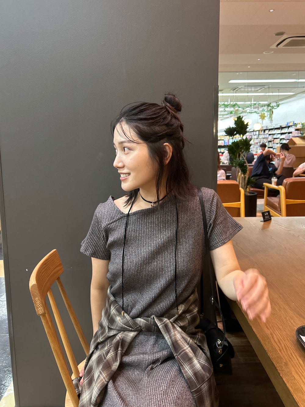 グレー系のワンピース、ブラウン系のシャツ/ブラウス、ブラック系のスニーカーを着用したレディースの夏コーディネートの2枚目の写真