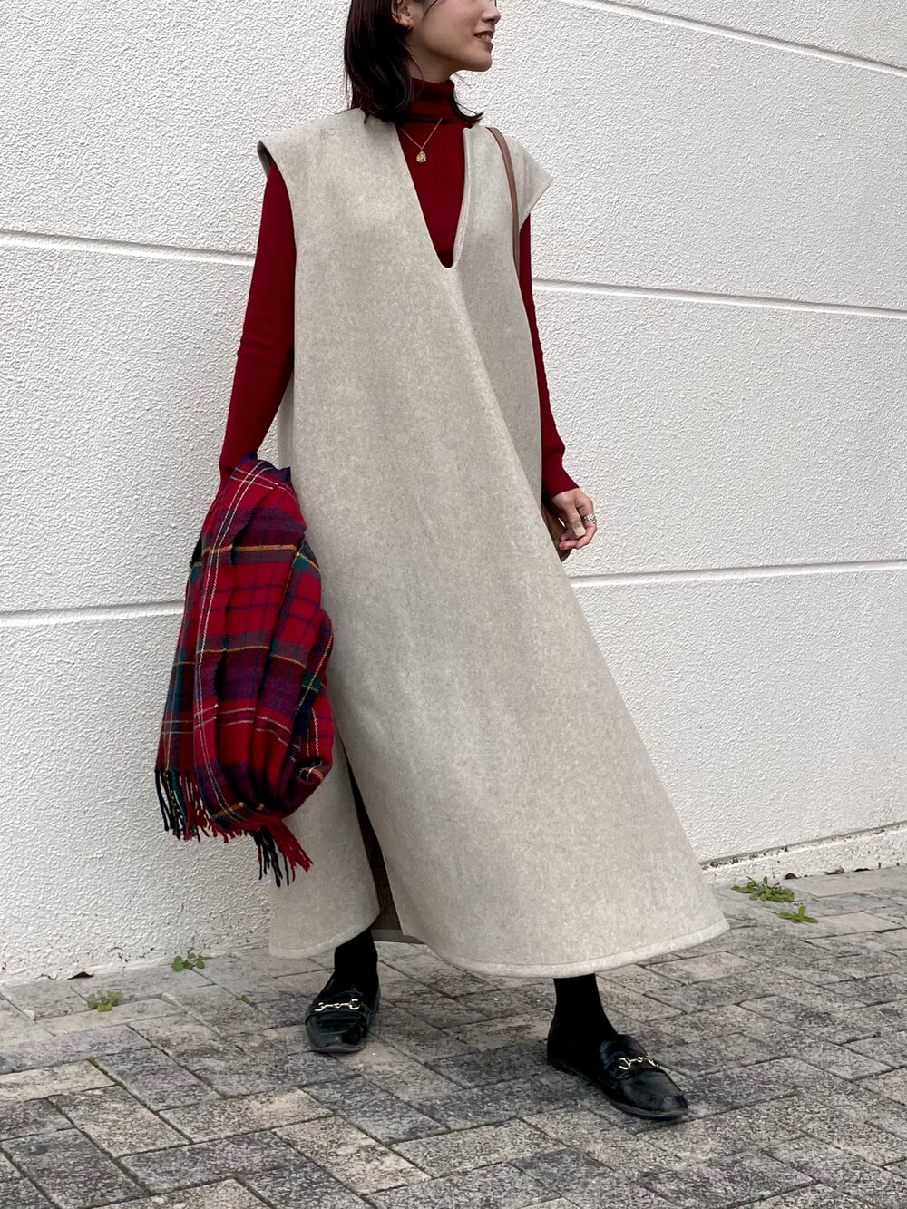 「シンプルコーデ、タートルネック、selectmoca、レイヤードスタイル、ワンピース、キーネック、大人カジュアル、きれいめカジュアル、UNIQLO、休日コーデ、GU、ビットローファー、赤、ストール、マフラー」｜「GUのアイテム（ローファー、ブラック系）」を使った、𝚔𝚘𝚌𝚘𝚊さん（レディース・160cm）の冬コーディネートの2枚目の写真