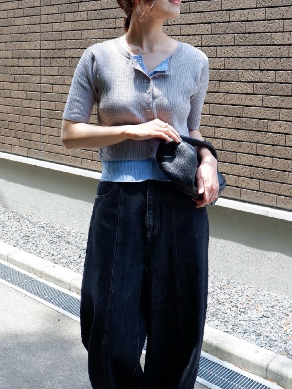 「レイヤードスタイル、デニムパンツ、デニム、シルバーシューズ、シルバー、スニーカー、メガネ女子、サングラス、お出かけコーデ、休日スタイル、きれいめカジュアル、プチプラ、シンプルコーデ、カーディガン、夏コーデ」｜「tiptopの配色レイヤードカーディガン（ニット/セーター、グレー系）」を使った、𝚔𝚘𝚌𝚘𝚊さん（骨格ナチュラル・レディース・160cm）の春コーディネートの4枚目の写真
