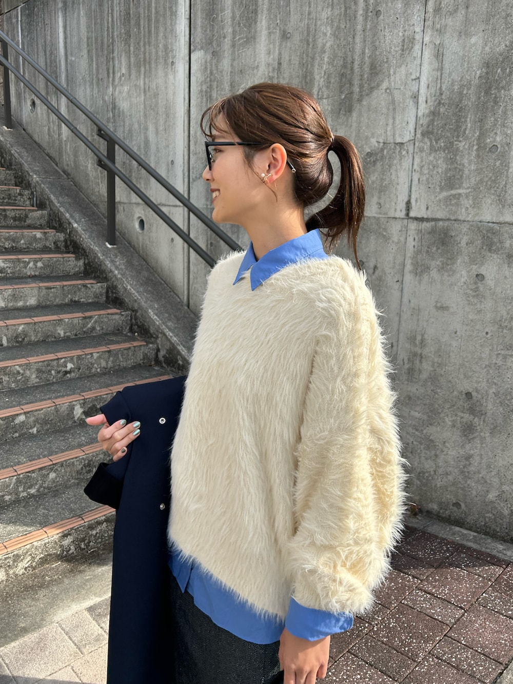 「新星WEARISTAにエントリー、休日スタイル、ホワイトコーデ、クリスマスに着たい服、冬アウター、レイヤードスタイル、ロングコート、スニーカー、マイベストコーデ2023、シャギーニット、マーメイドスカート、プチプラ、お出かけコーデ、コート、メガネ女子」|「AS KNOW AS plusの☆長毛フェザーヤーンニットプルオーバー(ニット/セーター、ホワイト系)」を使った、𝚔𝚘𝚌𝚘𝚊さん(レディース・160cm)の冬コーディネートの5枚目の写真