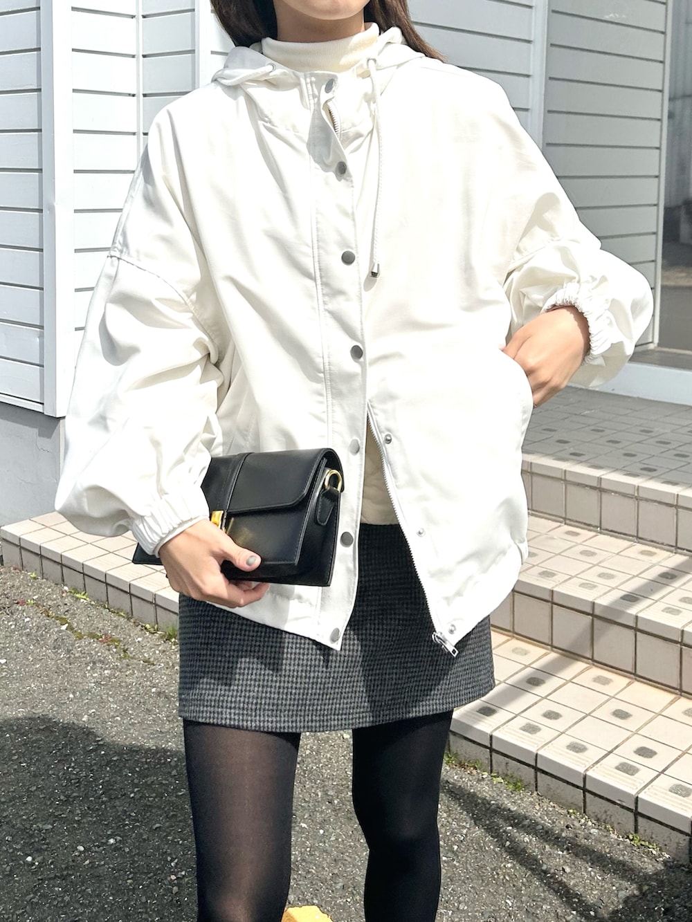 「PR、春のおしゃ見えテクニック、春コーデ、春服みてみて、春アウター、New Balance、マウンテンパーカー、ブルゾン、ミニスカート、スポーツミックス、タートルネック、お出かけコーデ、スニーカー、レイヤードスタイル、シンプルコーデ」｜「tiptopのビッグシルエットマウンテンパーカー（マウンテンパーカー、ホワイト系）」を使った、𝚔𝚘𝚌𝚘𝚊さん（レディース・160cm）の春コーディネートの2枚目の写真