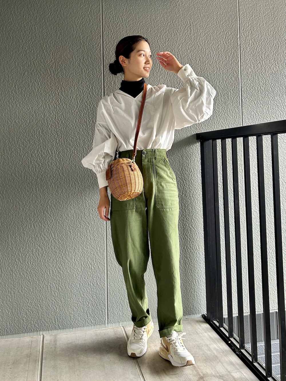 グリーン系のその他パンツ、ホワイト系のシャツ/ブラウス、イエロー系のかごバッグを着用したレディースの春コーディネートの3枚目の写真