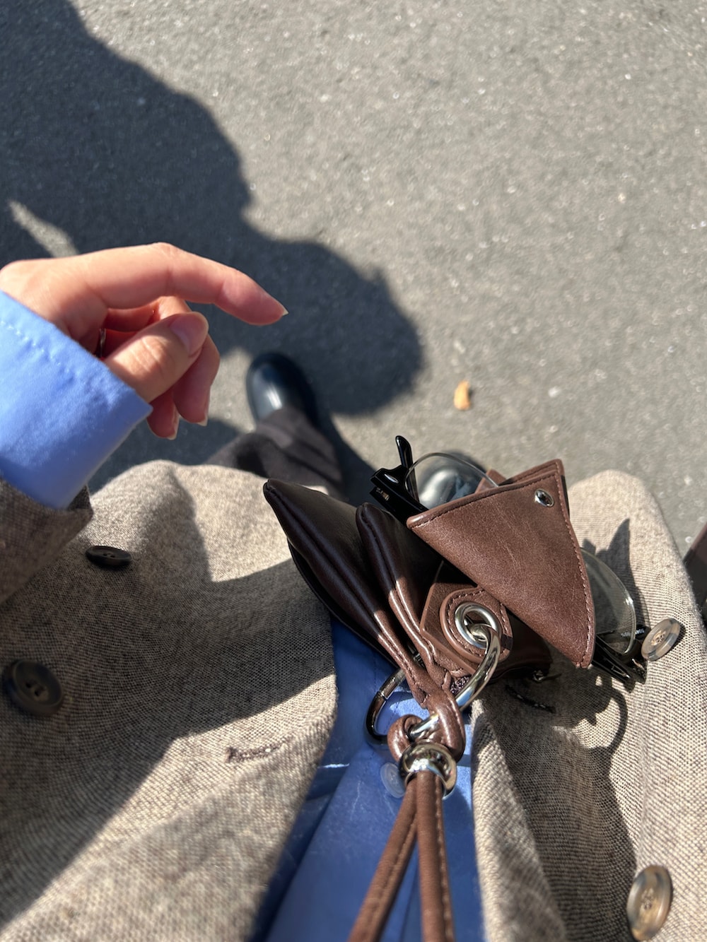 ベージュ系のテーラードジャケット、ブラック系のブーツ、ブルー系のシャツ/ブラウスを着用したレディースの秋コーディネートの2枚目の写真