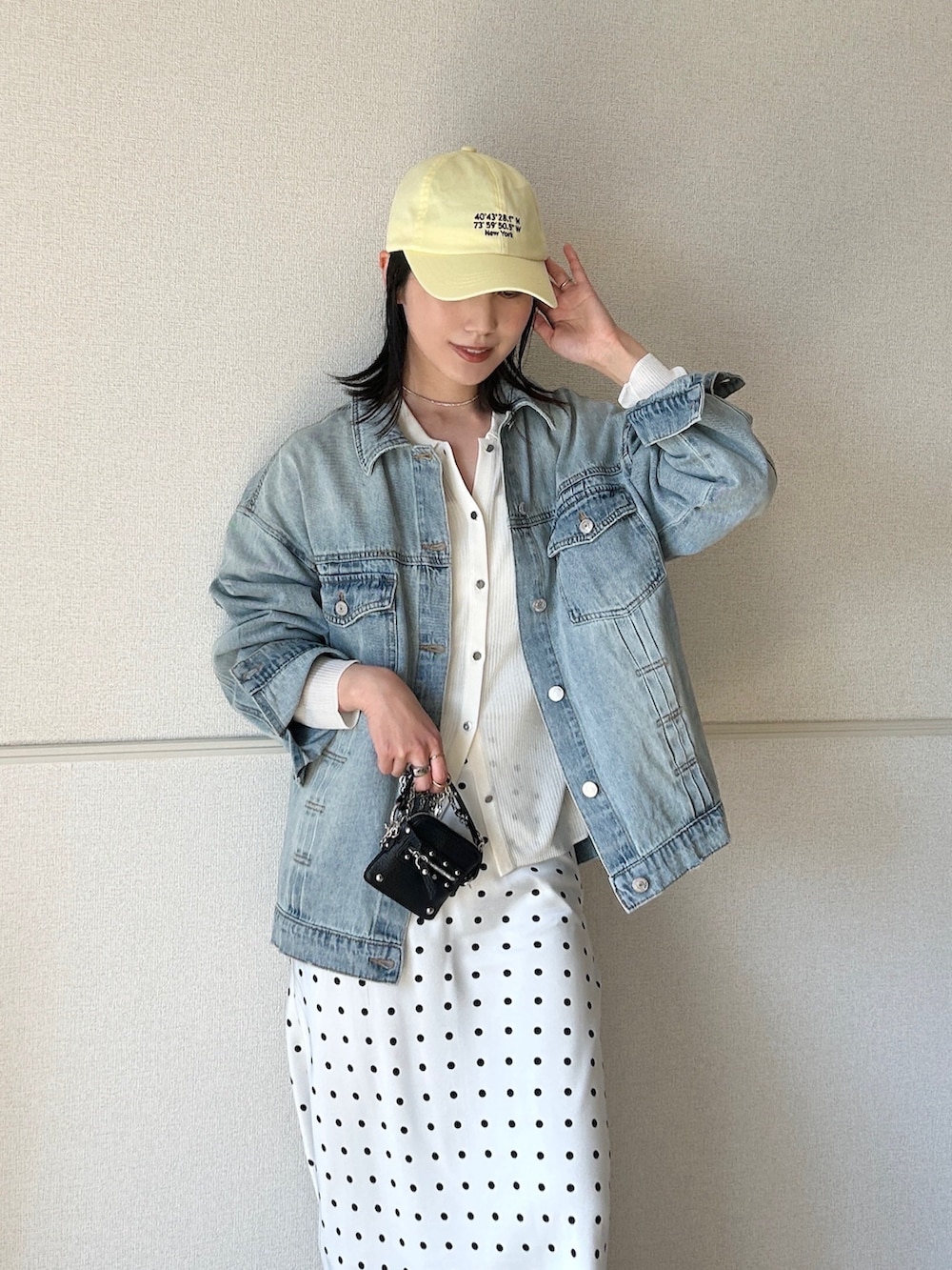 ホワイト系のスカート、ブラック系のローファー、ホワイト系のカーディガン/ボレロを着用したレディースの春コーディネートの3枚目の写真