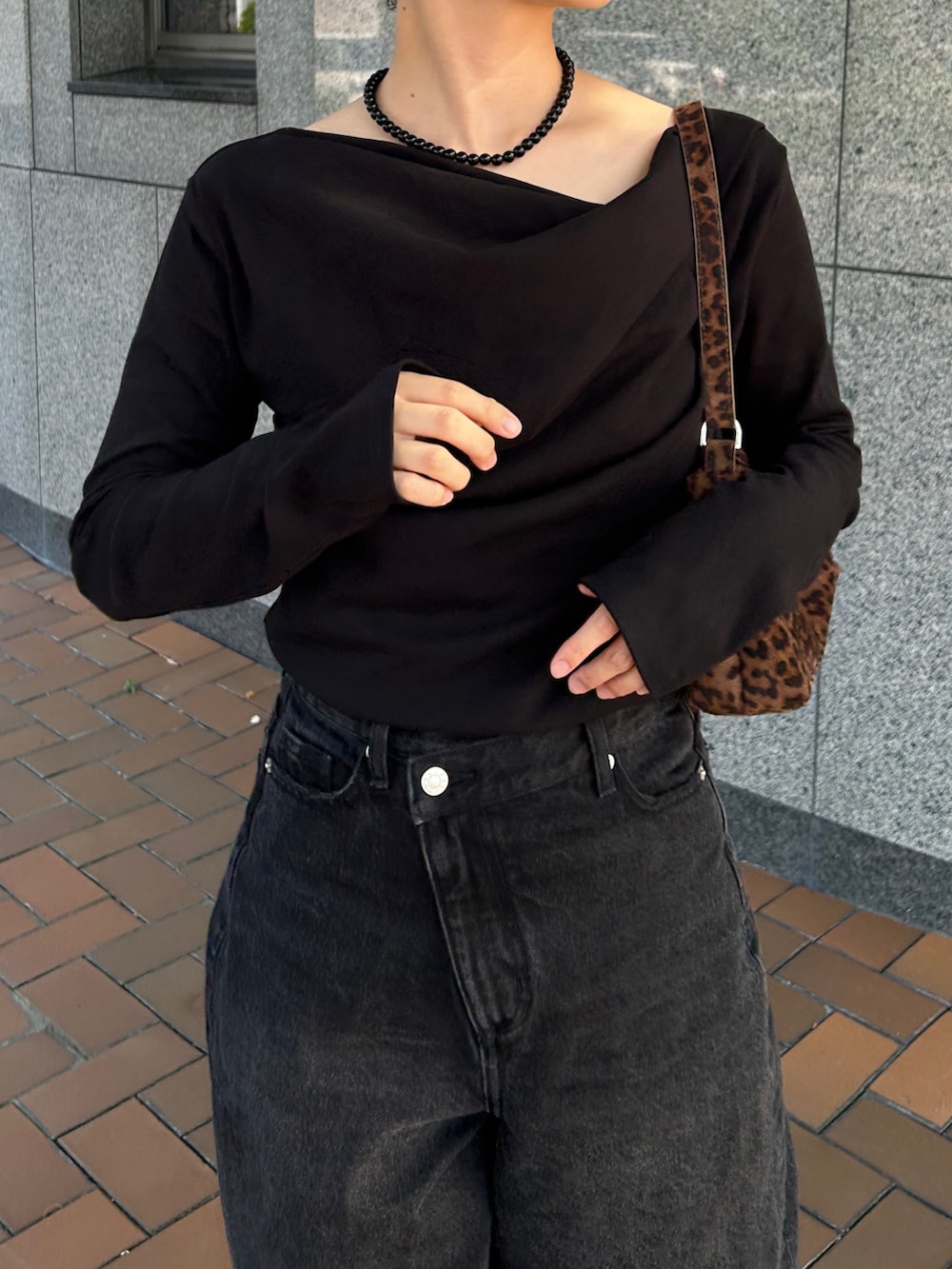 ブラック系のサンダル、その他のショルダーバッグ、ブラック系のTシャツ/カットソーを着用したレディースの秋コーディネートの2枚目の写真