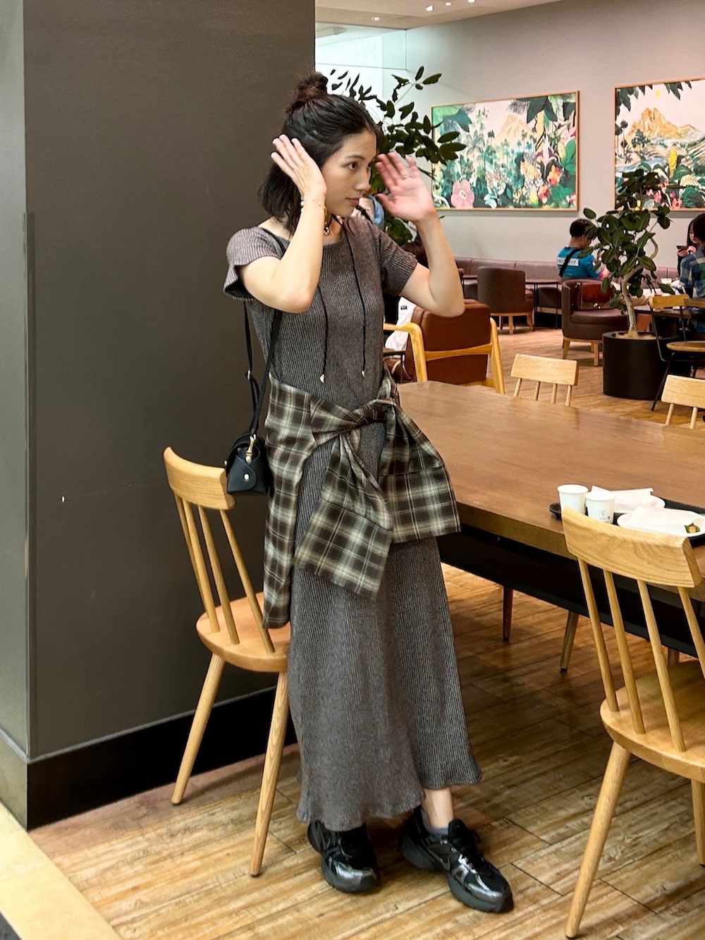 グレー系のワンピース、ブラウン系のシャツ/ブラウス、ブラック系のスニーカーを着用したレディースの夏コーディネートの5枚目の写真