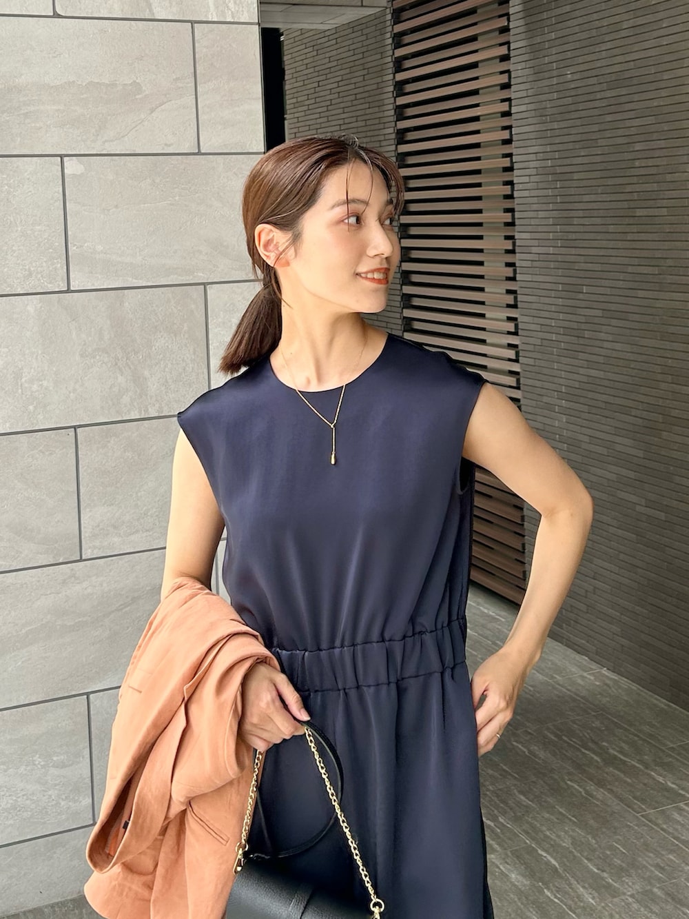「お出かけコーデ、オールインワン、春夏コーデ、ジャケット、ジャケットスタイル、テーラードジャケット、ショルダーバッグ、きれいめカジュアル、デートコーデ、サテン、モノトーン、シンプルコーデ、サンダル、フラットシューズ、チェーンバッグ」|「URBAN RESEARCHのレザーミニショルダーバッグ(ショルダーバッグ、ブラック系)」を使った、𝚔𝚘𝚌𝚘𝚊さん(レディース・160cm)の春コーディネートの3枚目の写真