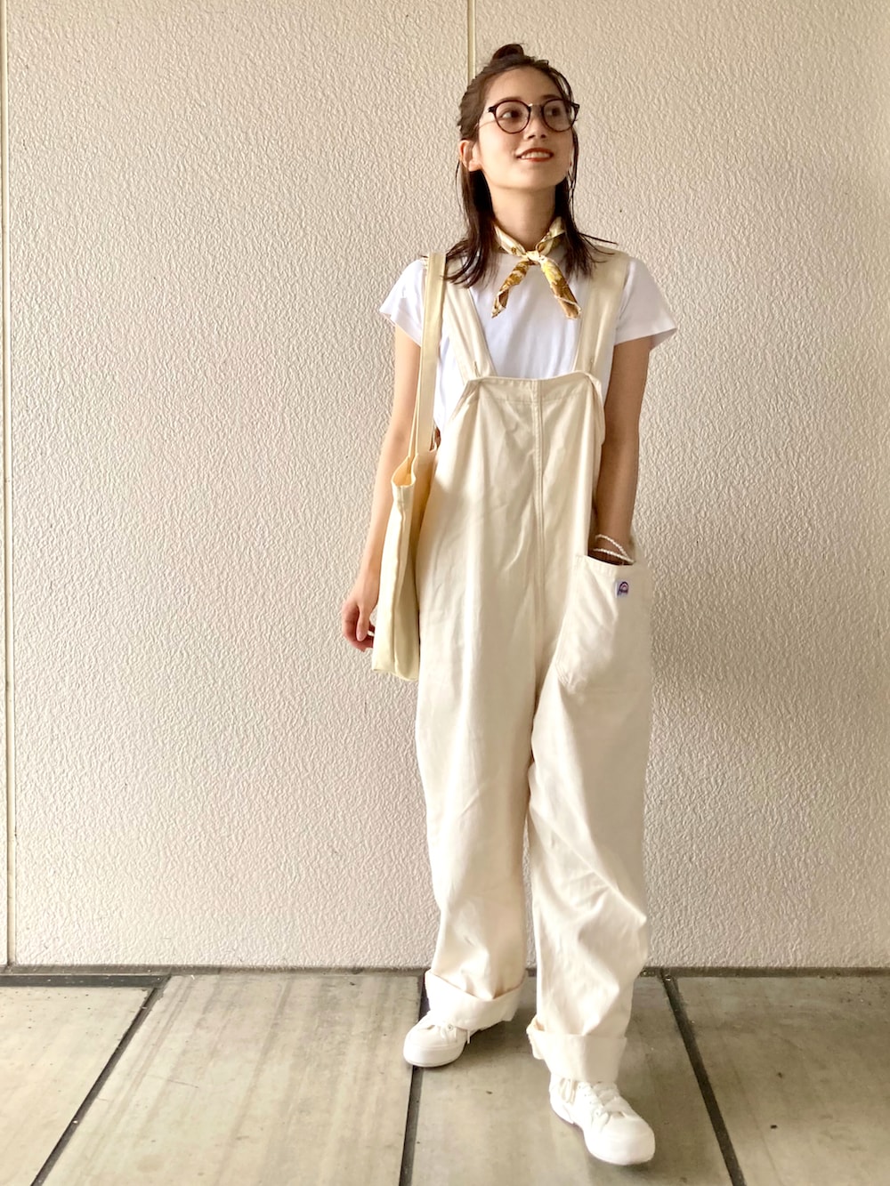 「スカーフ、Polo Ralph Lauren、Wrangler、サロペット、オーバーオール、ホワイト、ワントーンコーデ、ハイカットスニーカー、白スニーカー、白Tシャツ、UNIQLO、UNIQLO U、トートバッグ、大人カジュアル、休日スタイル」｜「POLO RALPH LAURENのアイテム（トートバッグ、ベージュ系）」を使った、𝚔𝚘𝚌𝚘𝚊さん（レディース・160cm）の夏コーディネートの3枚目の写真
