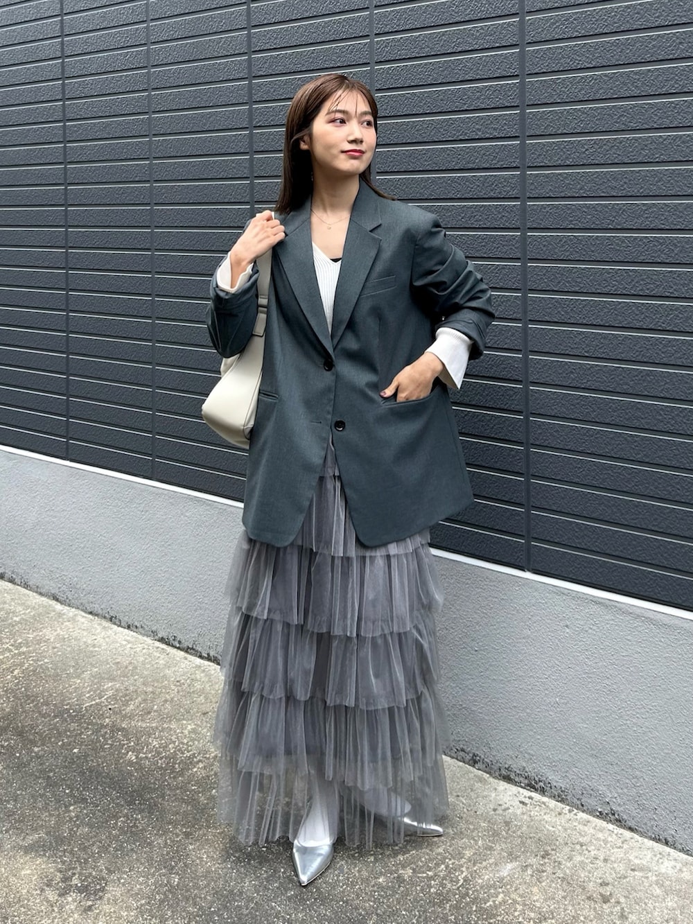 「春のNewスタイル、グレー、チュール、シアー、ティアードスカート、メタリック、シルバー、ジャケットスタイル、ショルダーバッグ、レイヤードスタイル、シンプルコーデ、休日スタイル、プチプラ、春コーデ、テーラードジャケット」｜「GUのアイテム（テーラードジャケット、グレー系）」を使った、𝚔𝚘𝚌𝚘𝚊さん（レディース・160cm）の春コーディネートの2枚目の写真