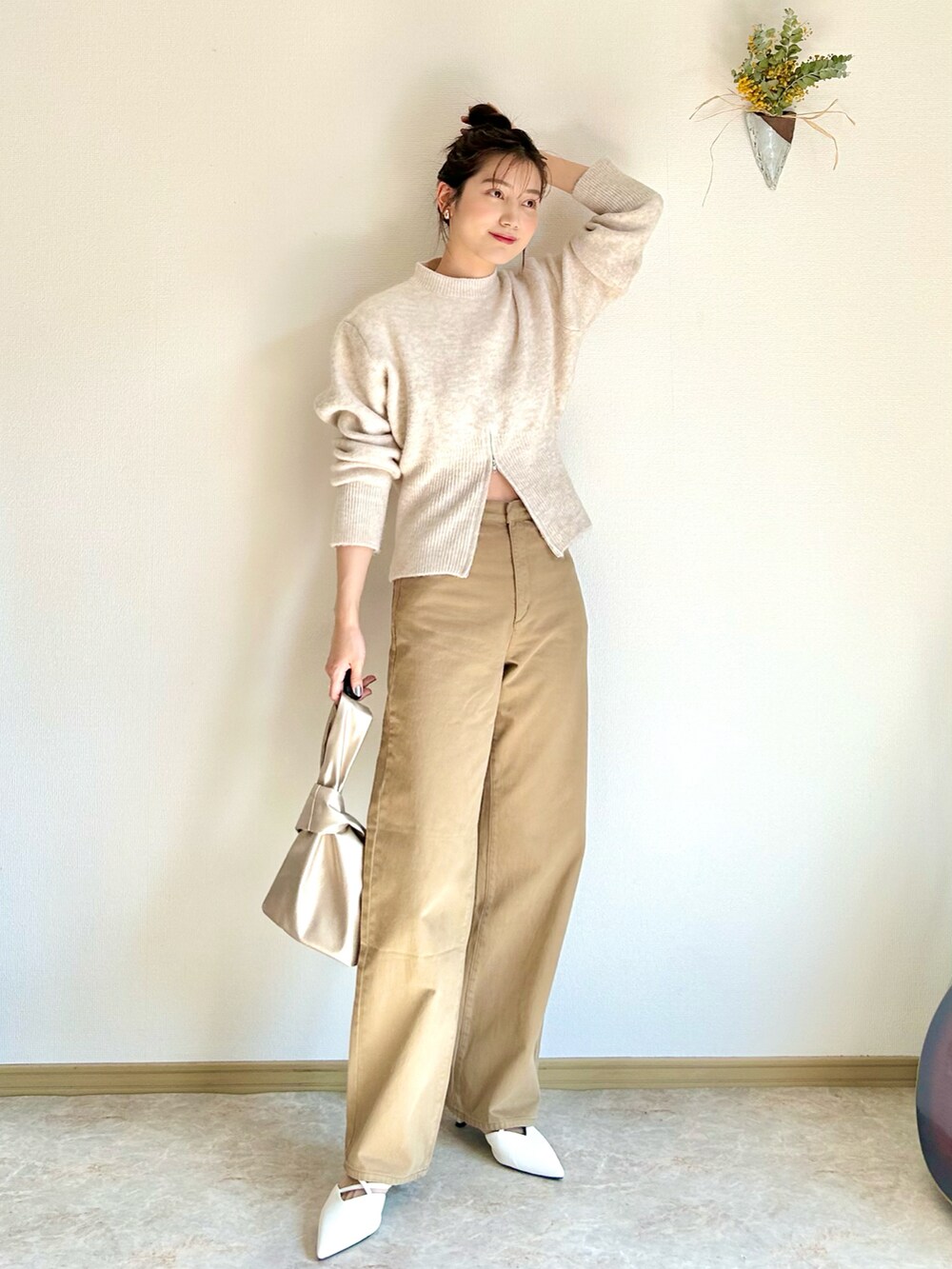 「春のおしゃ見えテクニック、ニット、お出かけコーデ、シンプルコーデ、プチプラ、春コーデ、春服みてみて、デニム、カラーパンツ、春色、休日スタイル、きれいめカジュアル、お団子ヘアー、淡色コーデ、ベージュ」｜「AMELYのハーフジップニット（ニット/セーター、ベージュ系）」を使った、𝚔𝚘𝚌𝚘𝚊さん（レディース・160cm）の春コーディネートの2枚目の写真