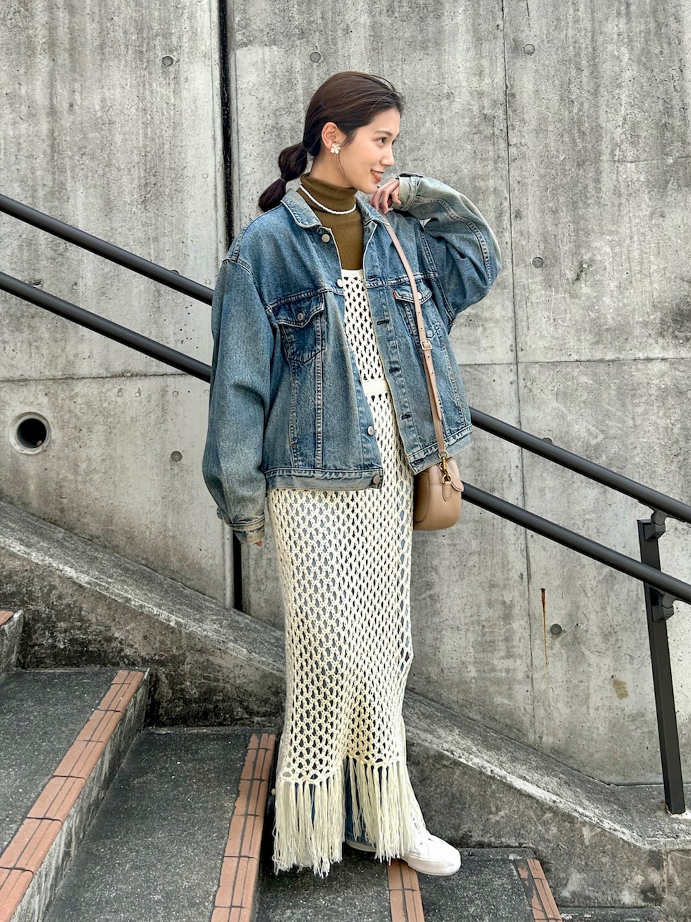 「春服デビュー宣言、きれいめカジュアル、デニムジャケット、スニーカー、UNIQLO、春服みてみて、ショルダーバッグ、キャミワンピ、ビッグシルエット、PR、プチプラ、レイヤードスタイル、ハイカットスニーカー、白スニーカー、Levi's」｜「VINTAGEのアイテム（デニムジャケット、ブルー系）」を使った、𝚔𝚘𝚌𝚘𝚊さん（レディース・160cm）の春コーディネートの3枚目の写真