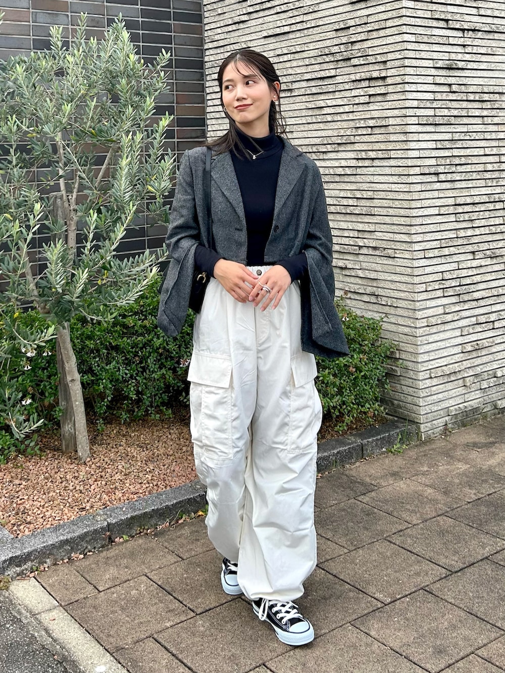 「ファッションを楽しもう、きれいめカジュアル、ジャケット、ジャケットスタイル、カーゴパンツ、ショルダーバッグ、スニーカー、コンバース、converse、ハイカットスニーカー、モノトーン、ニット、タートルネック、お出かけコーデ、シンプルコーデ」｜「UNIQLOのアイテム（トップス、ブラック系）」を使った、𝚔𝚘𝚌𝚘𝚊さん（レディース・160cm）の秋コーディネートの4枚目の写真