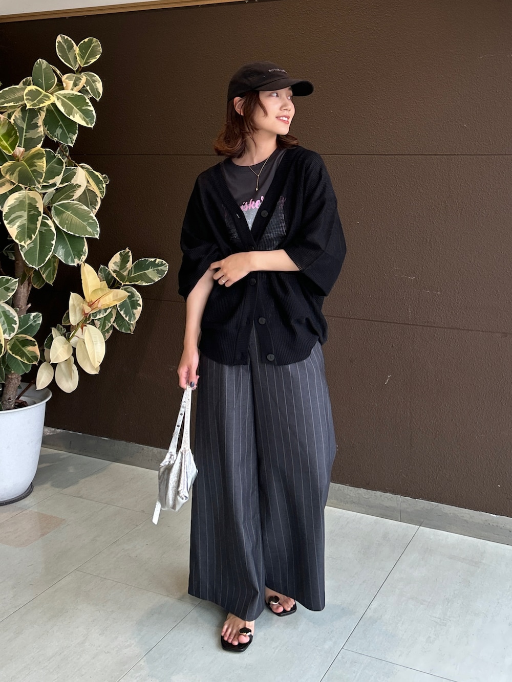 「PR、カーディガン、Tシャツ、レイヤードスタイル、モノトーン、キャップ、UNIQLO、プチプラ、シンプルコーデ、雨の日コーデ、きれいめカジュアル、夏コーデ、サンダル、シアー、お出かけコーデ」|「tiptopのアソートフォトロゴBIGTシャツ(Tシャツ/カットソー、グレー系)」を使った、𝚔𝚘𝚌𝚘𝚊さん(骨格ナチュラル・レディース・160cm)の夏コーディネートの2枚目の写真