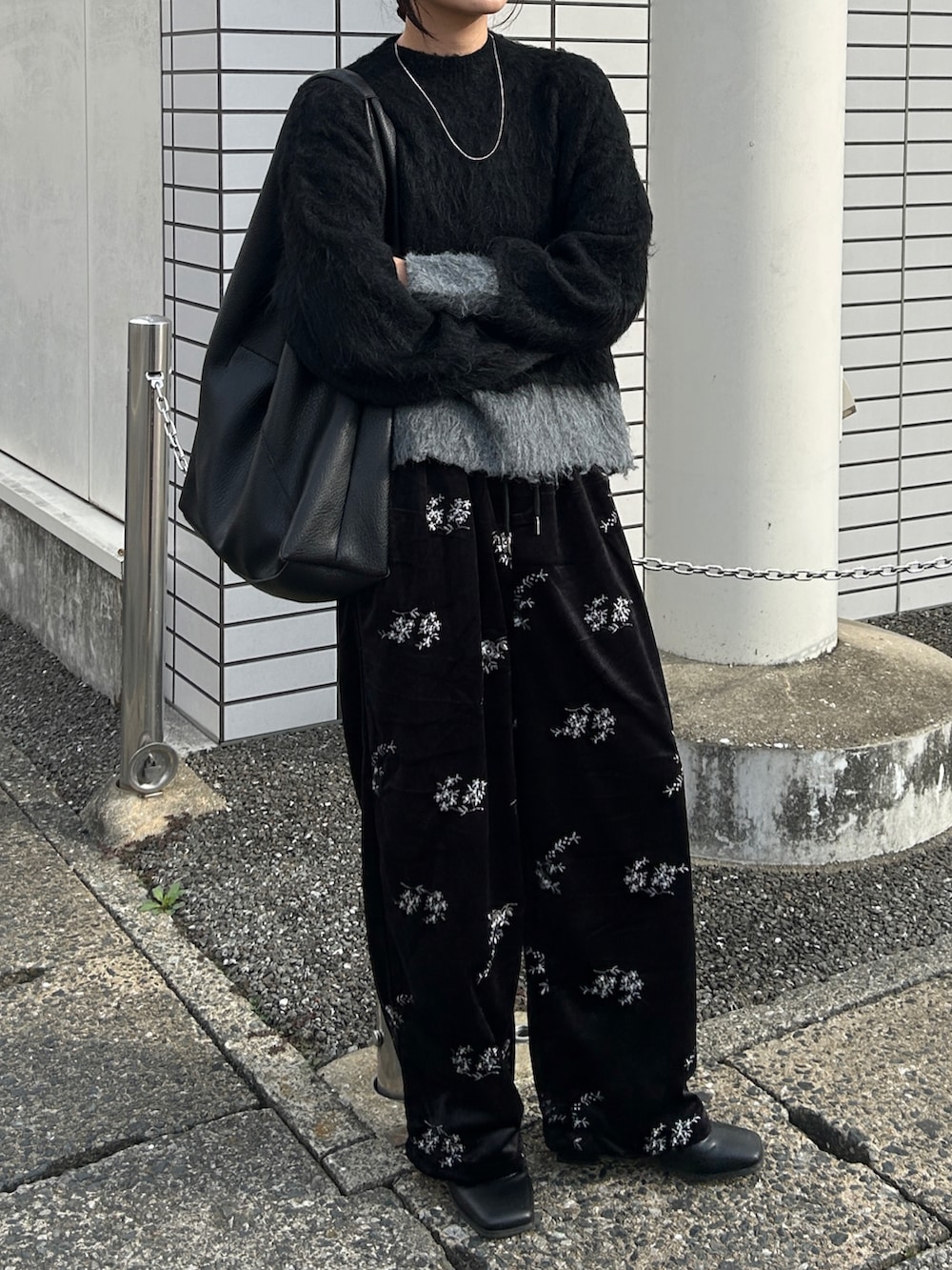 ブラック系のその他パンツ、ブラック系のブーツ、ブラック系のニット/セーターを着用したレディースの秋コーディネートの4枚目の写真