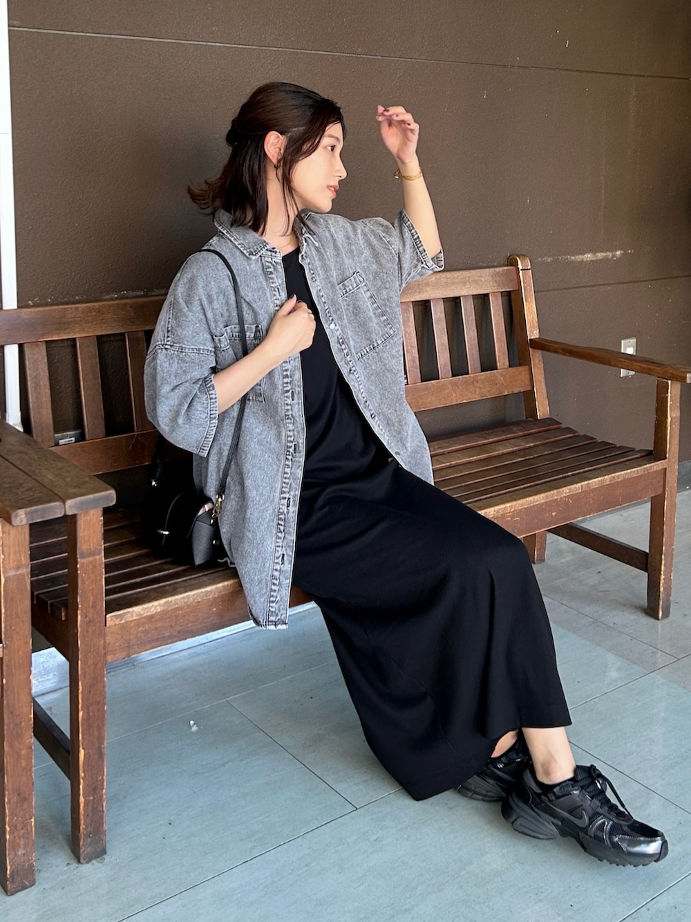ブラック系のシャツ/ブラウス、ブラック系のワンピース、ブラック系のスニーカーを着用したレディースの夏コーディネートの2枚目の写真