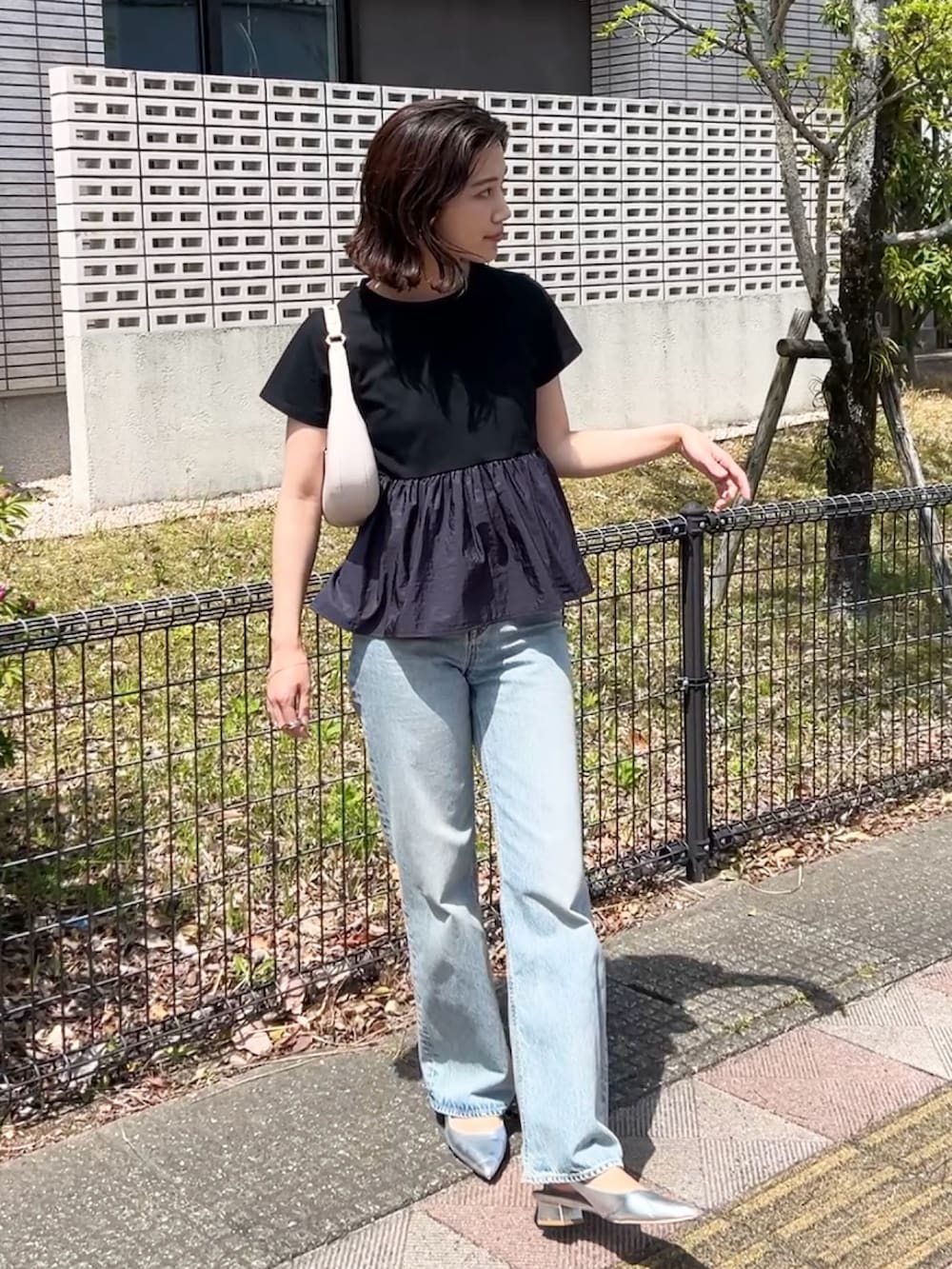 「PR、デニム、デニムパンツ、ぺプラム、ぺプラムトップス、きれいめカジュアル、大人カジュアル、シンプルコーデ、お出かけコーデ、休日スタイル、春コーデ、プチプラ、シルバー、シルバーシューズ、Tシャツ」｜「EVOLの【EVOL】バックストラップポインテッドブロックヒールパンプス IU5000（パンプス、シルバー系）」を使った、𝚔𝚘𝚌𝚘𝚊さん（骨格ナチュラル・レディース・160cm）の春コーディネートの2枚目の写真