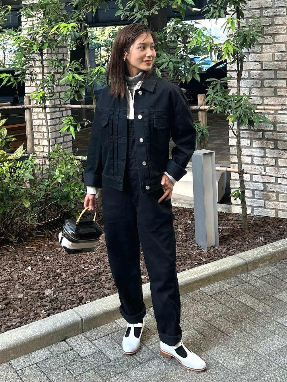 「重ね着ベストシーズン、大人カジュアル、きれいめカジュアル、モノトーン、デニム、ローファー、デニムジャケット、シャツスタイル、プチプラ、PR、オーバーオール、ハンドバッグ、レイヤードスタイル、秋コーデ、お出かけコーデ」｜「UNIQLOのアイテム（トップス、ホワイト系）」を使った、𝚔𝚘𝚌𝚘𝚊さん（レディース・160cm）の秋コーディネートの4枚目の写真