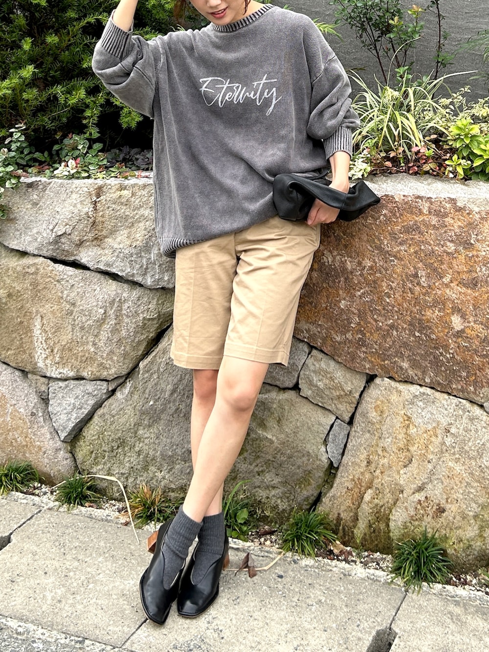 「秋っぽコーデ更新中、ハーフパンツ、シンプルコーデ、ロゴニット、きれいめカジュアル、ラフコーデ、プチプラ、ハンドバッグ、パンプス、スクエアトゥ、秋コーデ、大人カジュアル、初秋コーデ、ロゴ、ラクチンコーデ」｜「tiptopのストーンウォッシュロゴニットプルオーバー（ニット/セーター、ブラック系）」を使った、𝚔𝚘𝚌𝚘𝚊さん（レディース・160cm）の秋コーディネートの3枚目の写真
