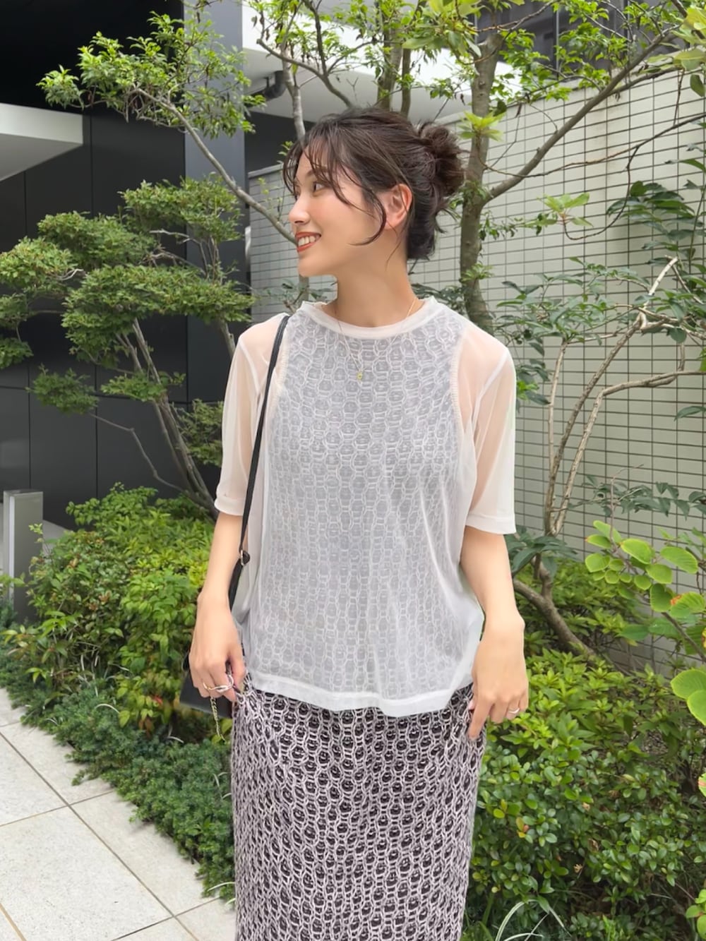 ホワイト系のTシャツ/カットソー、ブルー系のワンピース、ブラック系のパンプスを着用したレディースの夏コーディネートの2枚目の写真