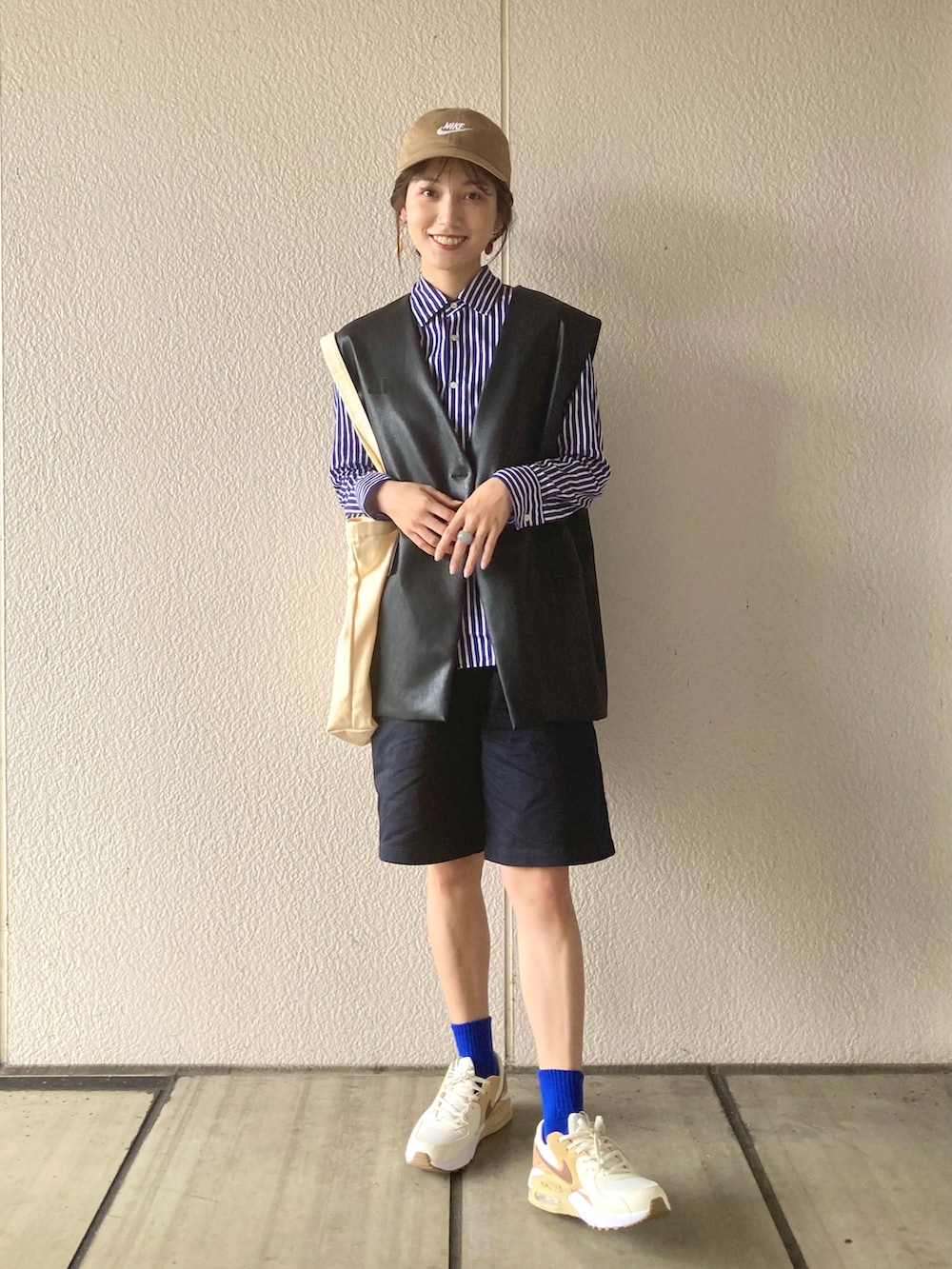 「ハーフパンツ、スニーカー、キャップ、キャップ女子、カラーソックス、ベスト、ストライプ、NIKE、NIKE AIR MAX、selectmoca、Libra Cue、steaven alan、スティーブンアラン、レイヤードスタイル、レイヤード」｜「NIKEのナイキ ウィメンズ エア マックス エクシー / WMNS NIKE AIR MAX EXCEE（スニーカー、ベージュ系）」を使った、𝚔𝚘𝚌𝚘𝚊さん（レディース・160cm）の秋コーディネートの2枚目の写真