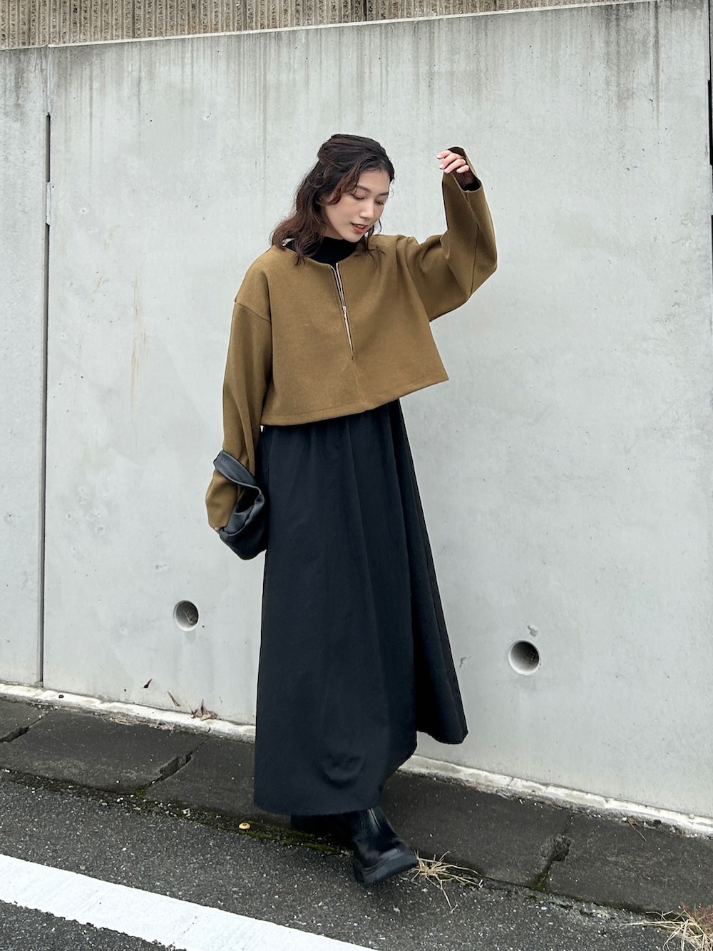 「レザー、プチプラ、きれいめカジュアル、ワンピース、レイヤードスタイル、シンプルコーデ、休日スタイル、お出かけコーデ、タートルネック、ハーフジップ、セットアップ、デートコーデ、差し色コーデ、モノトーン、秋冬コーデ」｜「tiptopの【アンサンブル/2024AW新色登場】カットメルトンプルオーバー×ワンピースSET（ワンピース、グリーン系）」を使った、𝚔𝚘𝚌𝚘𝚊さん（レディース・160cm）の秋コーディネートの3枚目の写真