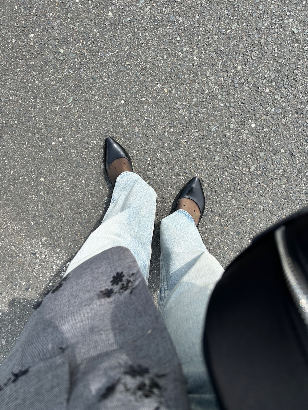 ブラック系のテーラードジャケット、ブラック系のボストンバッグ、ブラック系のパンプスを着用したレディースの春コーディネートの5枚目の写真